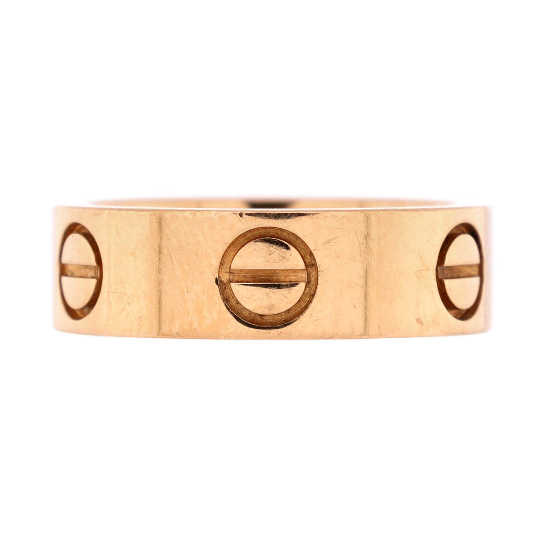 Zustand: Gut. Durchgehend mäßig starke Abnutzung.
Zubehör: Kein Zubehör
Abmessungen: Größe: 5.25 - 50, Breite: 5.50 mm
Designer: Cartier
Modell: Love Band Ring 18K Rose Gold
Außenfarbe: Rose Gold
Artikel Nummer: 223080/1