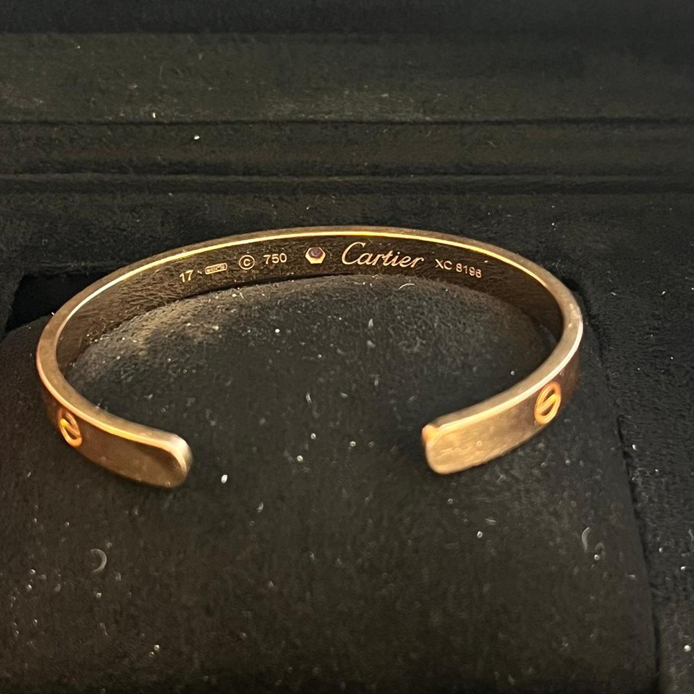 Taille ronde Cartier Bracelet jonc Love en or rose 18 carats avec saphirs et pierres précieuses taille 17 en vente