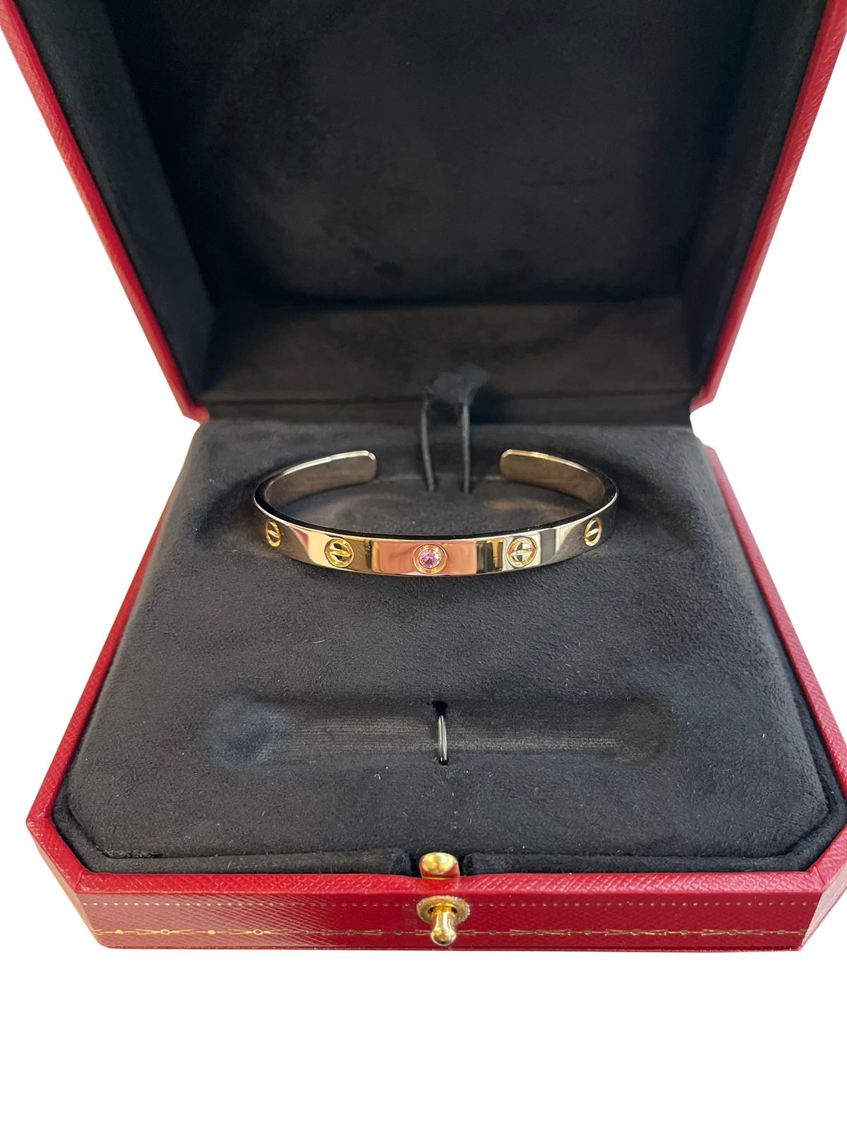 Cartier Love Armreif Armband 18 Karat Rose Gold mit Saphir Edelstein Größe 17 (Rundschliff) im Angebot