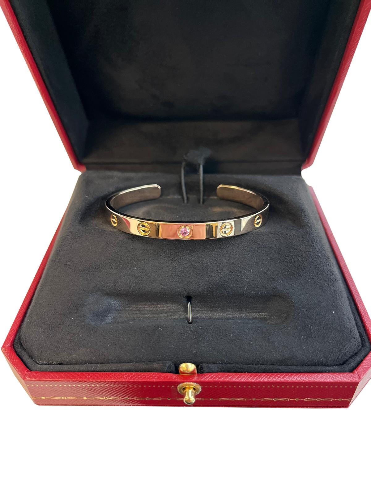 Cartier Love Armreif Armband 18 Karat Rose Gold mit Saphir Edelstein Größe 17 im Zustand „Gut“ im Angebot in Aventura, FL