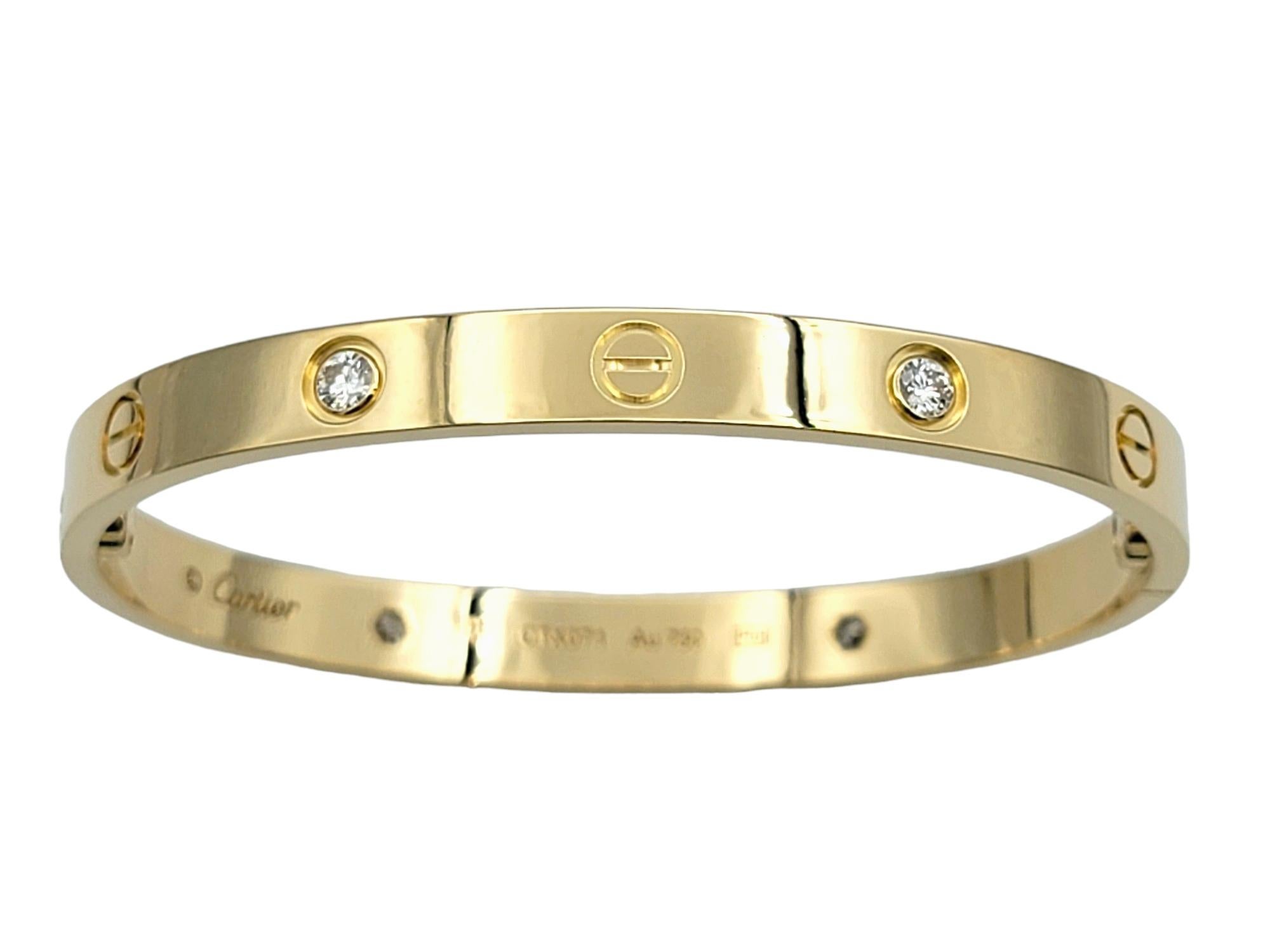 Der Innenumfang dieses Armbands beträgt 6,38 Zoll und passt bequem an ein Handgelenk von bis zu 6,25 Zoll. 

Dieses atemberaubende Cartier Love Armband ist ein ikonisches Stück aus 18 Karat Gelbgold, das mit funkelnden Diamanten verziert ist. Dieses
