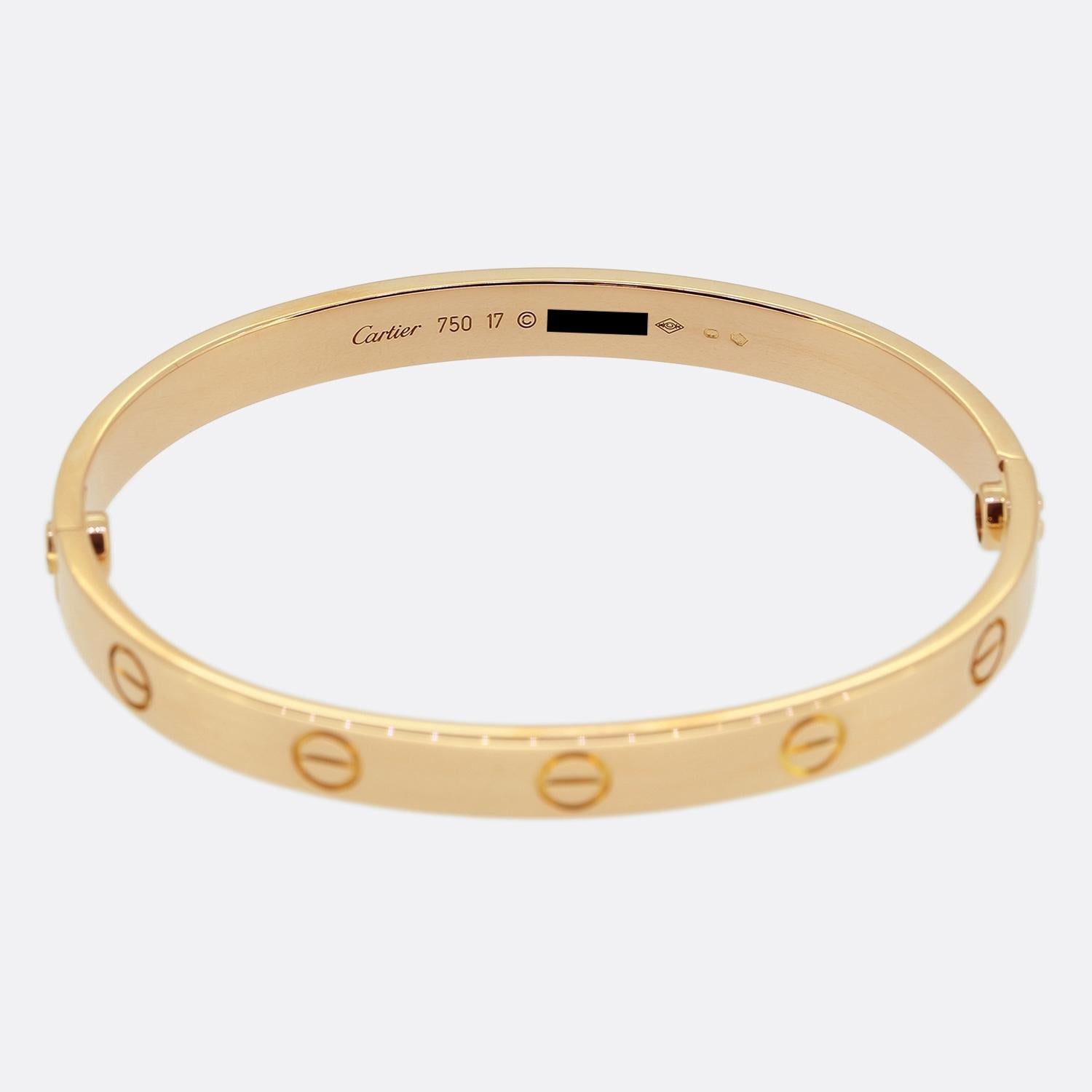 Voici un bracelet en or rose 18ct de la maison de joaillerie de luxe de renommée mondiale Cartier. Ce bracelet fait partie de la collection LOVE, l'un des bijoux les plus célèbres au monde. Il s'agit du modèle classique, d'une largeur de 6,1 mm, qui