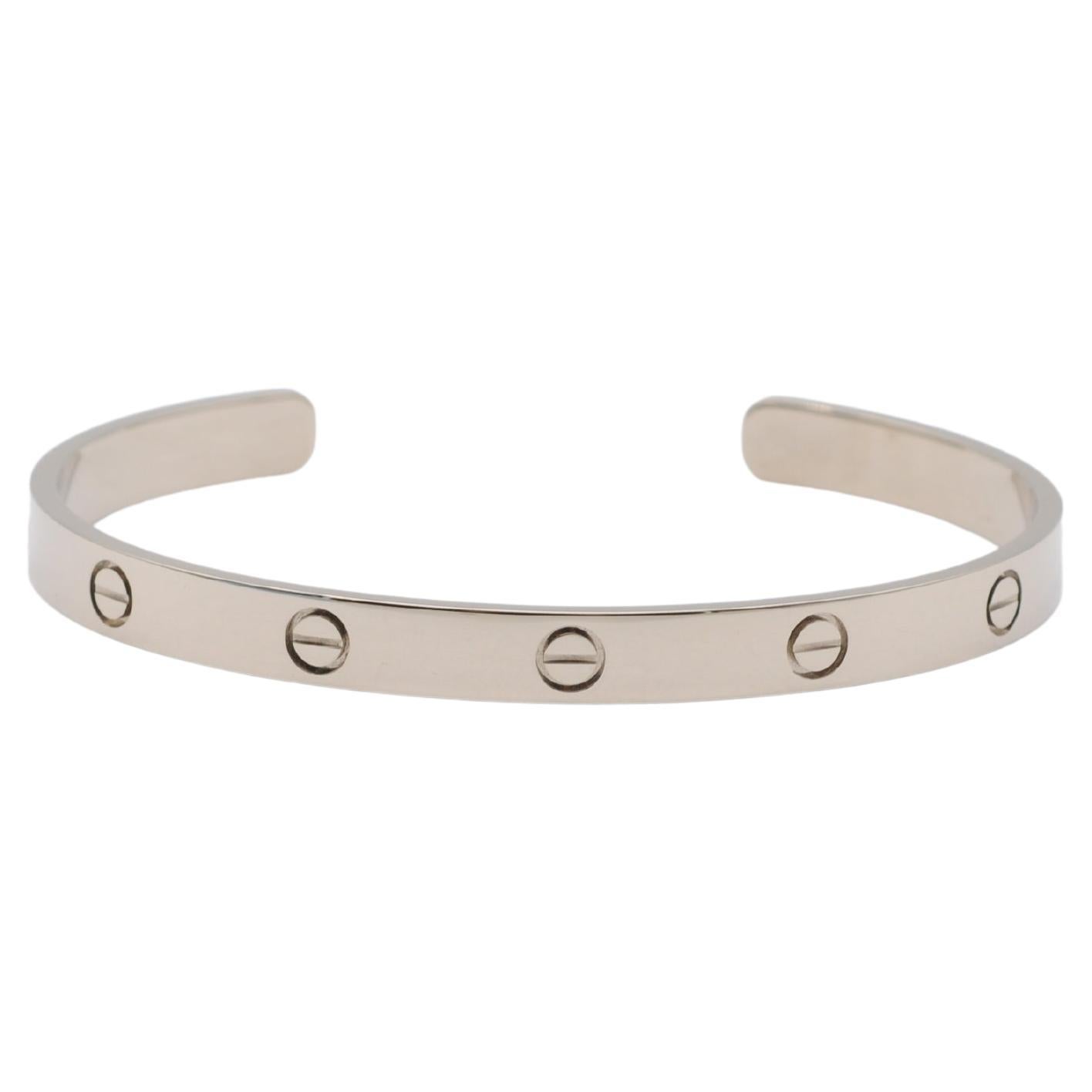 Bracelet Love de Cartier en or blanc

L'iconique bracelet Love de Cartier, réalisé en or blanc, incarne l'élégance et la sophistication intemporelles. D'un poids de 27,8 g, elle présente le design caractéristique qui a fait de la collection Love un