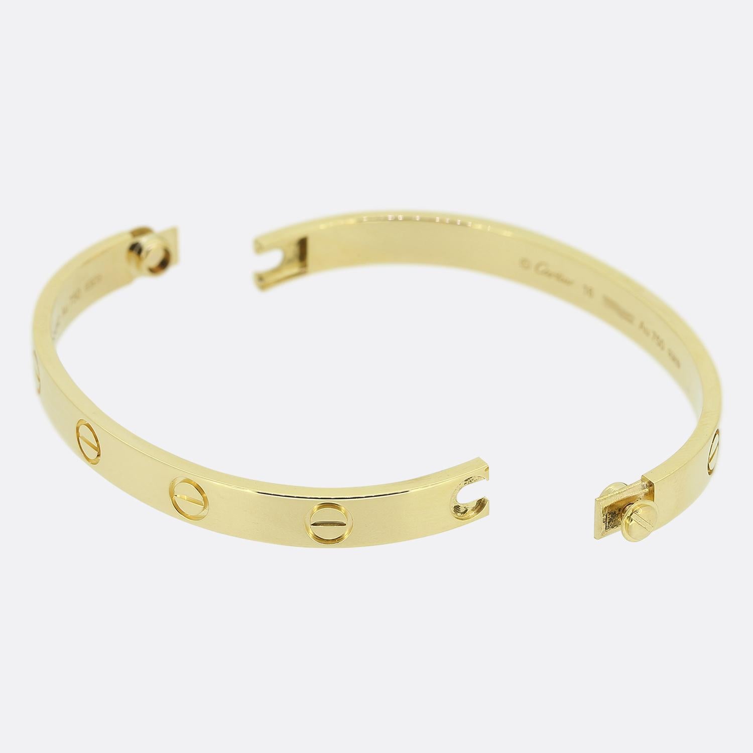 Nous avons ici un bracelet en or jaune 18ct de la maison de joaillerie de luxe mondialement connue Cartier. Ce bracelet fait partie de la collection LOVE, l'un des bijoux les plus célèbres au monde. Ce modèle particulier présente le motif iconique