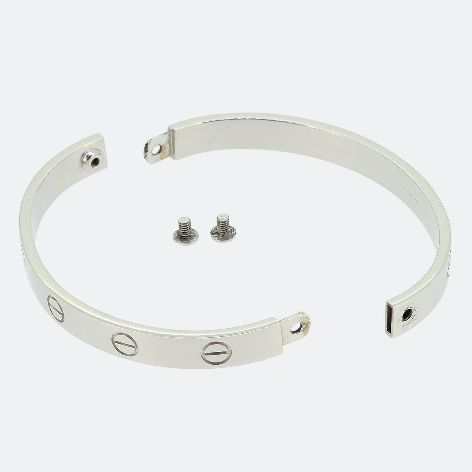 Dies ist ein Armreif aus 18 Karat Weißgold des Luxusschmuckdesigners Cartier. Der Armreif ist Teil der weltberühmten LOVE-Kollektion und gehört zu den kultigsten Schmuckstücken der Welt. Dies ist das ältere Modell, bei dem die Schrauben ganz