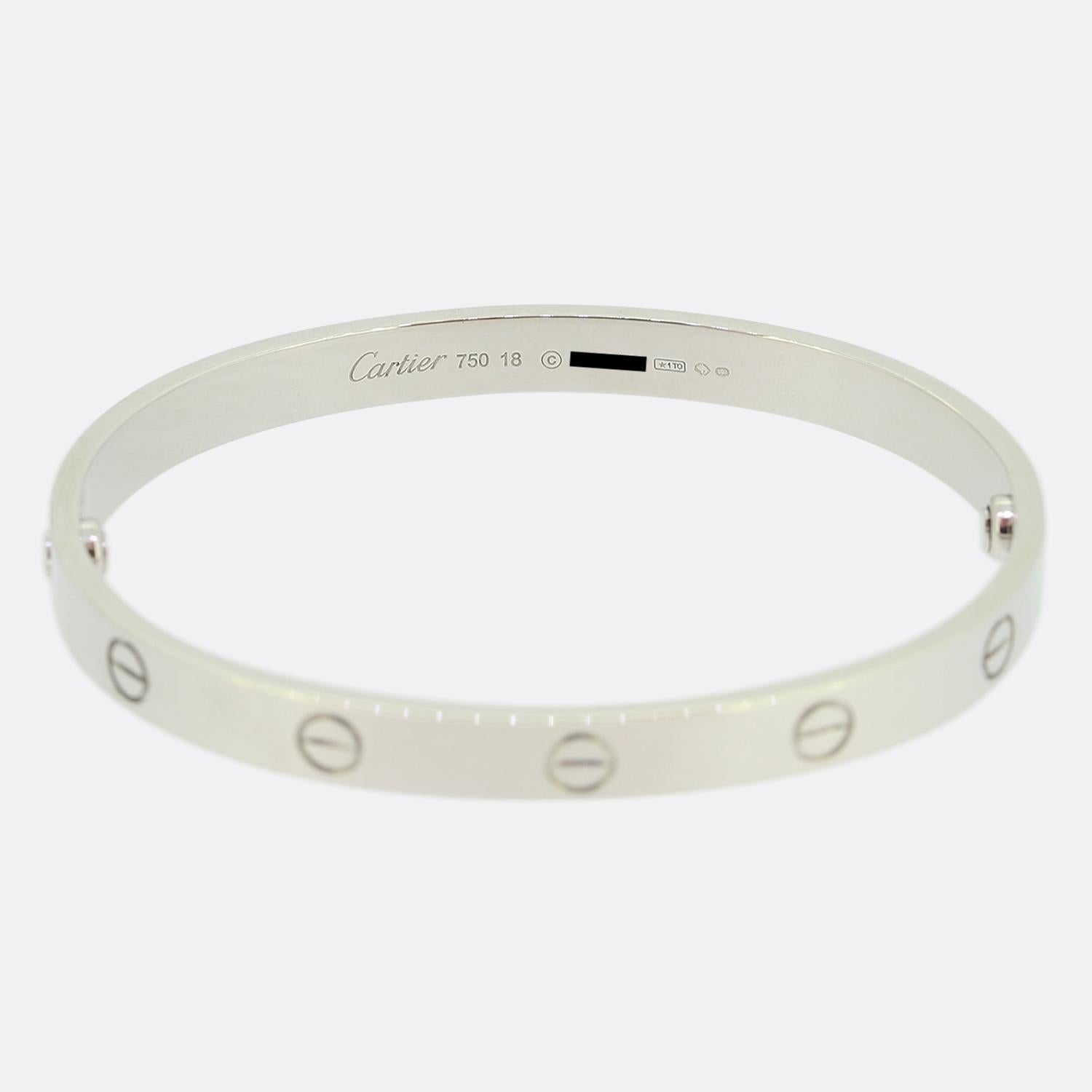 Aquí tenemos un brazalete de oro blanco de 18 ct de la mundialmente conocida casa de joyas de lujo Cartier. Este brazalete forma parte de la colección LOVE y es una de las joyas más célebres del mundo. Este modelo en concreto presenta el icónico