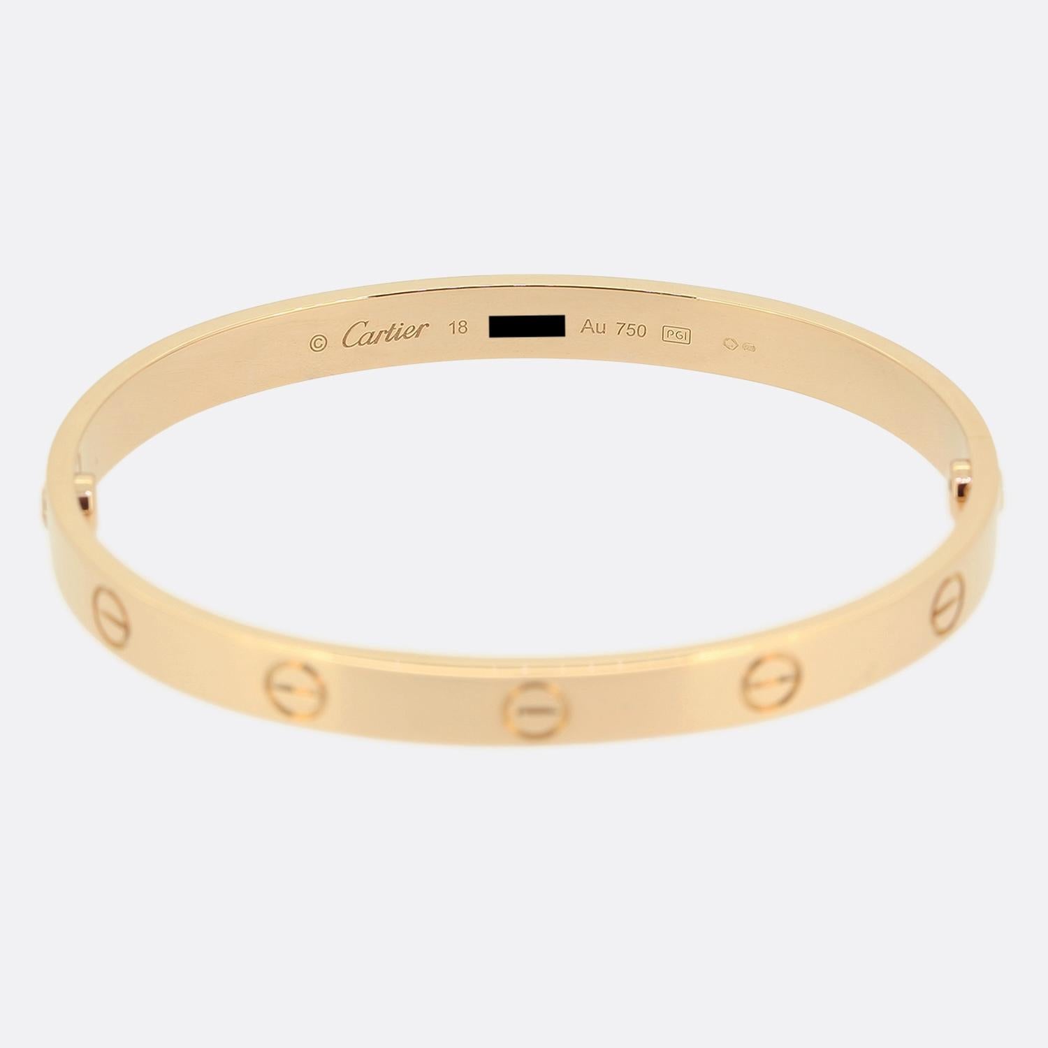 Hier haben wir einen Armreif aus 18 Karat Roségold aus dem weltbekannten Luxusschmuckhaus Cartier. Dieser Armreif gehört zur LOVE-Kollektion und ist eines der berühmtesten Schmuckstücke der Welt. Dieses besondere Modell weist das ikonische