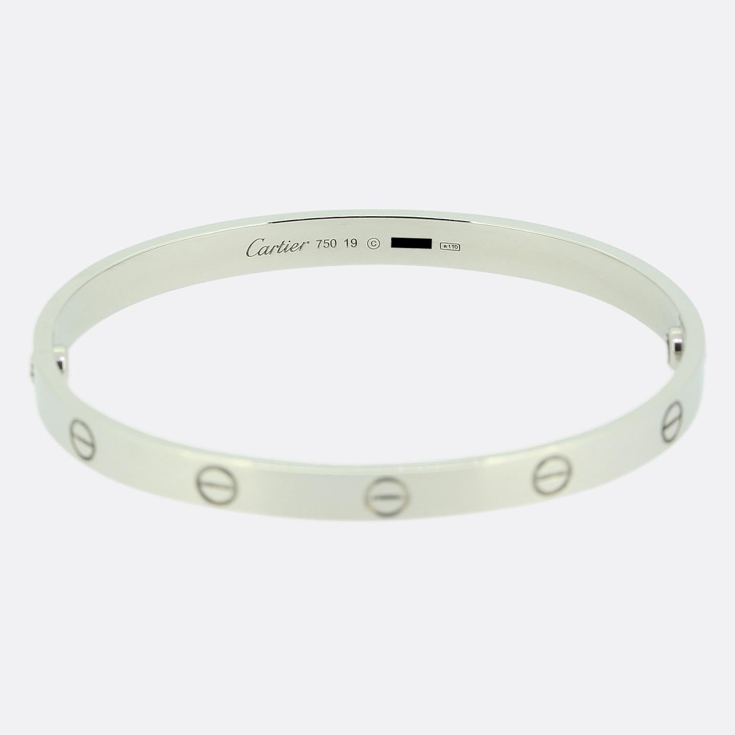 Hier haben wir einen Armreif aus 18 Karat Weißgold aus dem weltbekannten Luxusschmuckhaus Cartier. Dieser Armreif ist Teil der LOVE Collection und weist das ikonische Schraubenmotiv am gesamten äußeren Rand auf.

