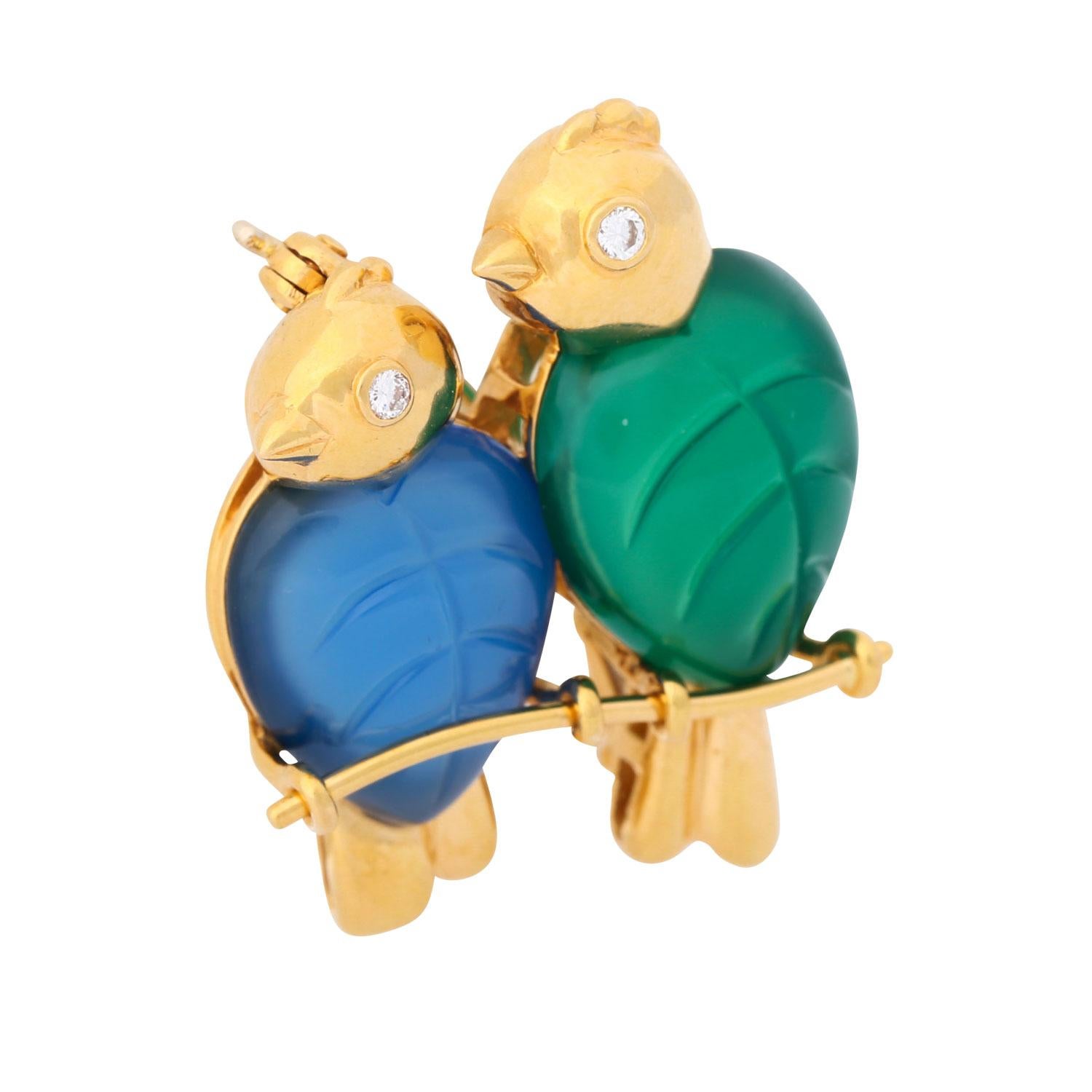 avec 2 diamants taillés en brillant et une calcédoine de couleur bleue et verte sculptée en forme de feuille, GG 18K, 11g, gravé 1991, avec des signes d'usure. Étui à bijoux Cartier inclus.

 CARTIER Broche 'Love Birds' avec 2 diamants taille