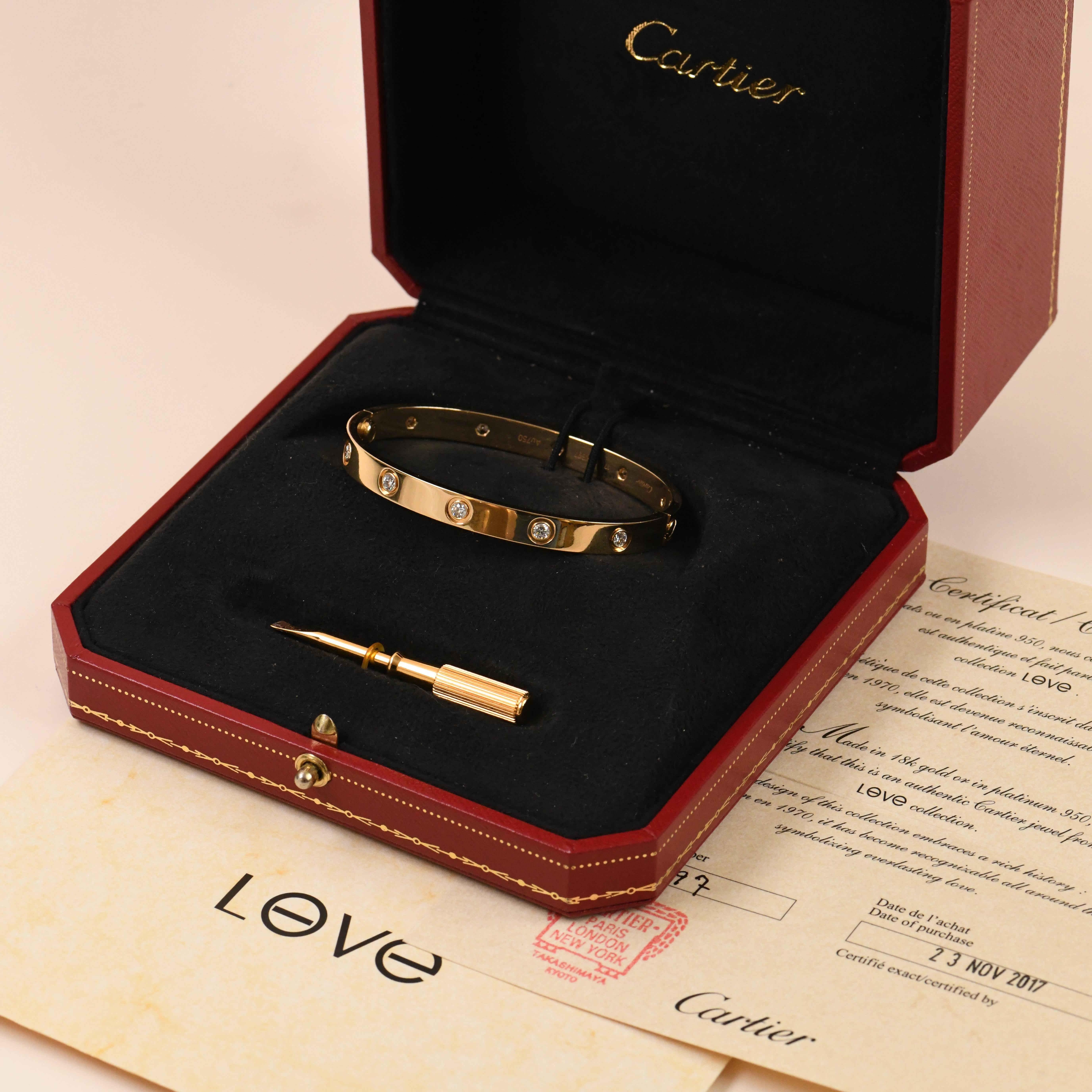 SKU	CT-2315
Livré avec	Pochette uniquement
Date	2017
Modèle	B6040517
Numéro de série	CY****
Taille	17 Guide des tailles
Métal	Or jaune 18k
Pierres	Diamant
Poids	31 g
Condit	Excellent
_____________________________________________________________
Si