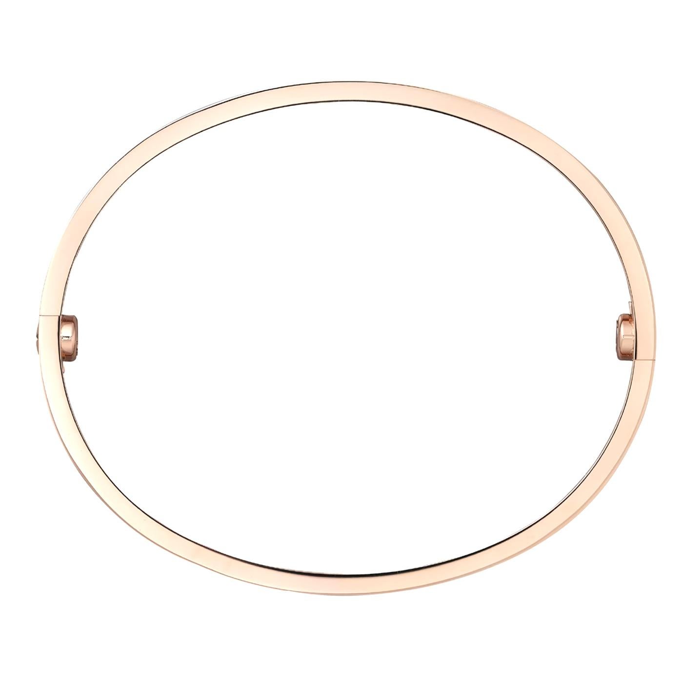 Bracelet LOVE, or rose 18 carats. Créé à New York en 1969, le bracelet LOVE est une icône de la joaillerie : un bracelet ovale et ajusté, composé de deux arcs rigides, qui se porte au poignet et s'enlève à l'aide d'un tournevis spécifique. La