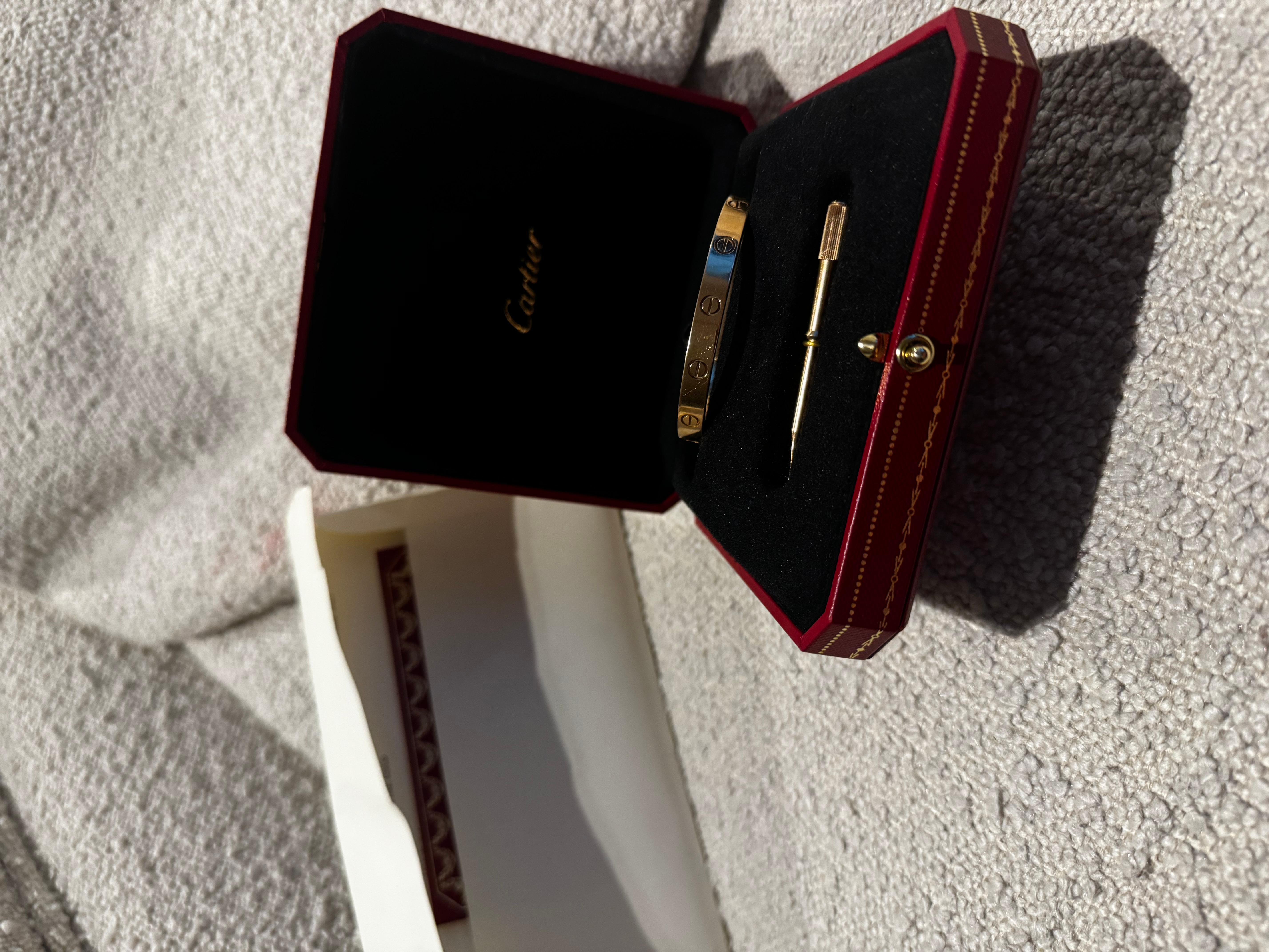 Un symbole d'amour éternel embrassé par les couples les plus célèbres de l'histoire.
Bracelet LOVE de Cartier, or jaune 750/1000, livré avec une boîte, un tournevis, un certificat et une facture de service. Taille 16 , Année 2011 
Créé à New York en