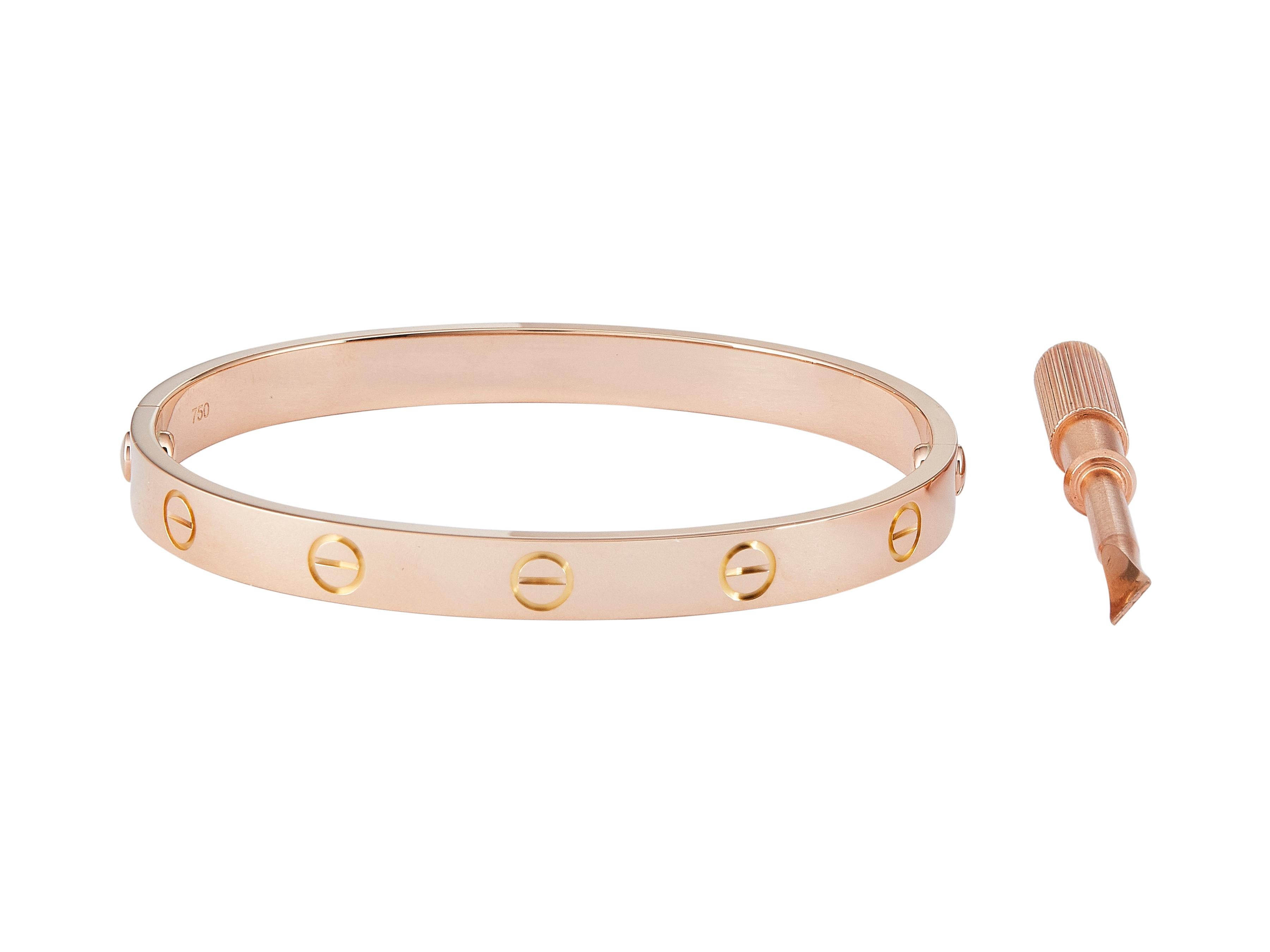 Das Armband: Ein Cartier Love Bracelet aus achtzehn Karat Roségold. Dieses Classic-Modell hat die Größe 17.

Begleitet von seinem...
Originalverpackung
Echtheitszertifikat
Rechnung
Arbeitspapiere

Das Armband ist in ausgezeichnetem Zustand, mit nur