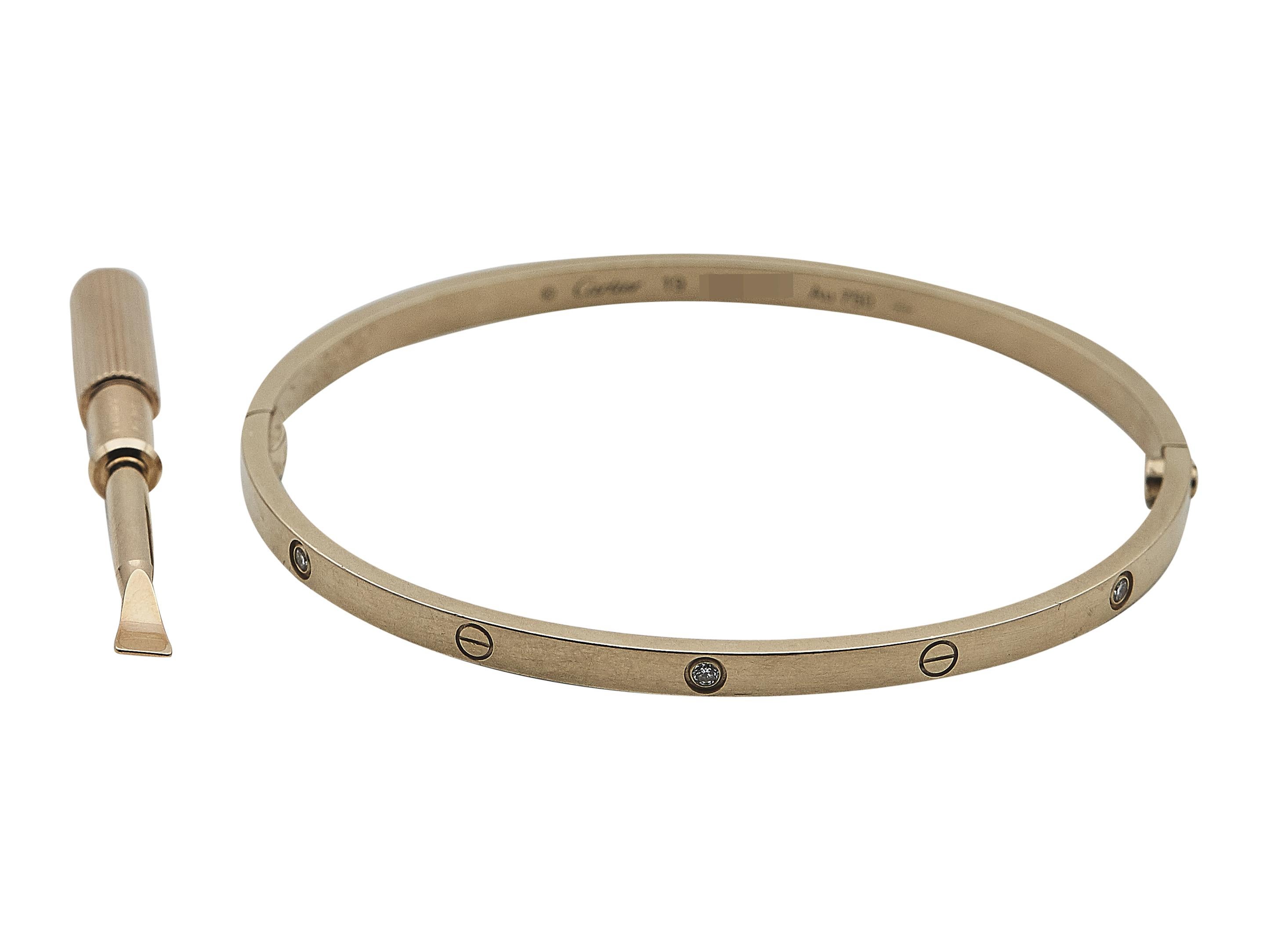 Le bracelet : Un bracelet à mailles Love de Cartier. Ce petit modèle est conçu en or rose dix-huit carats avec une fermeture à vis unique. Il est serti de six diamants ronds de taille brillant et fait une taille 19.

Le bracelet est en très bon