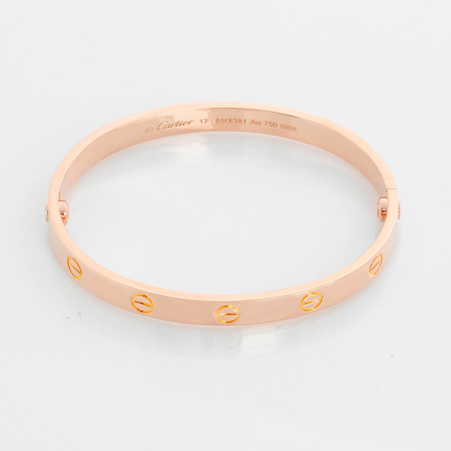 Bracelet Love de Cartier en or rose 18k Taille 17 - Bracelet Love de Cartier en or rose 18k Taille 17. Ce magnifique bracelet est estampillé Cartier, 17, 750. Il s'agit d'une pièce idéale pour la vie de tous les jours et les tenues habillées.