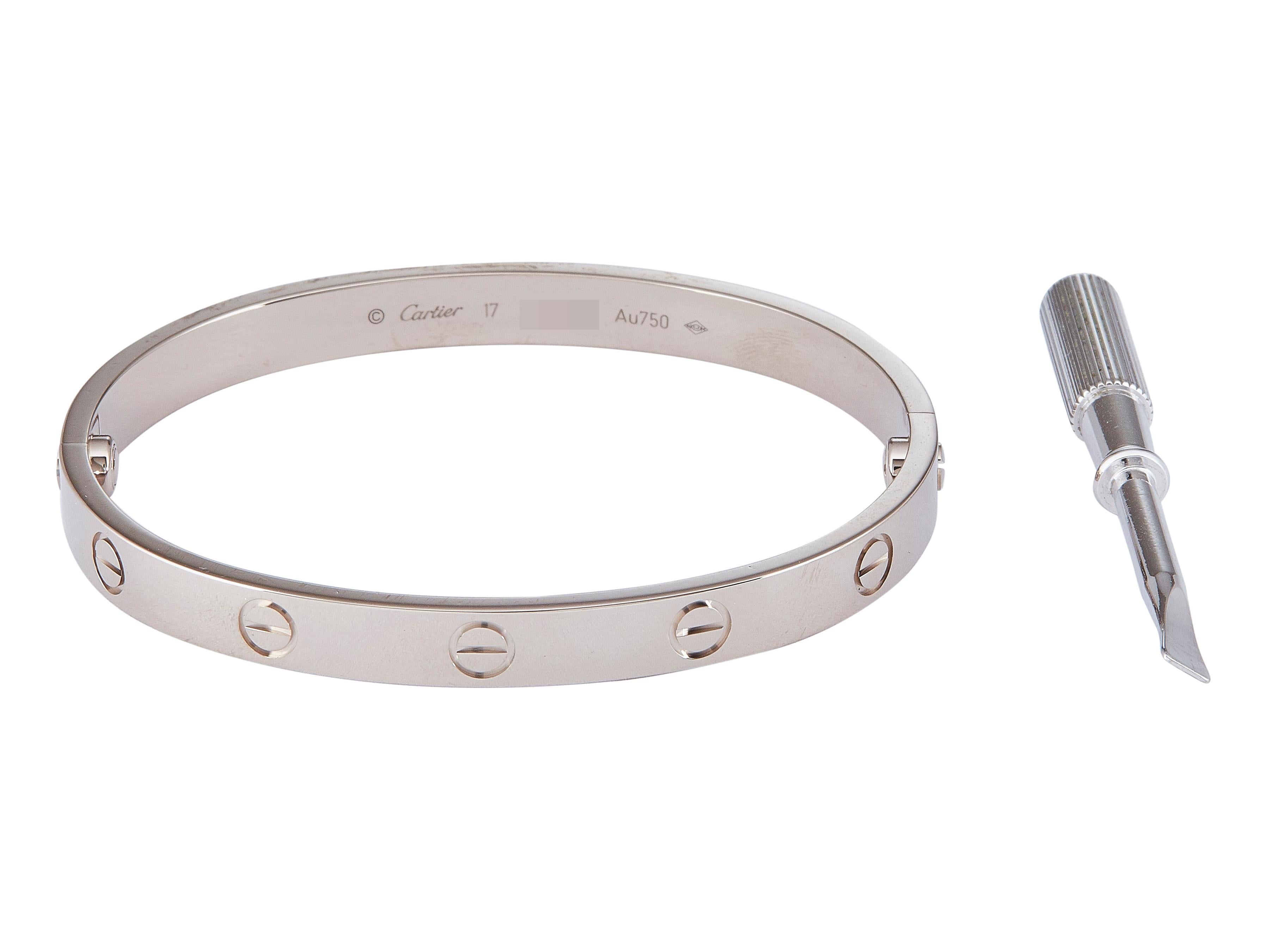 La pulsera: Una pulsera Cartier Love de oro blanco de dieciocho quilates Modelo Clásico de la talla 17.  

La pulsera está en excelente estado, con sólo unos pequeños arañazos propios del uso normal. La marca ha realizado un pulido ligero de la