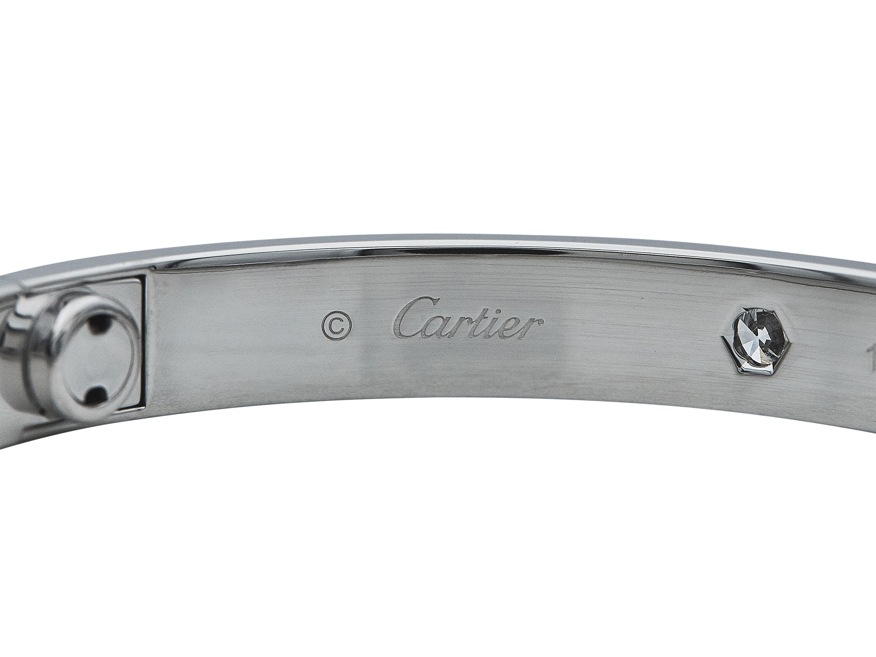 Pulsera Cartier Love Oro Blanco 18K Talla 16 Modelo Clásico

La pulsera Cartier Love de oro blanco de 18 quilates es una pieza atemporal que mezcla el lujo con motivos industriales. Convertido en un auténtico icono del mundo de la joyería, fue