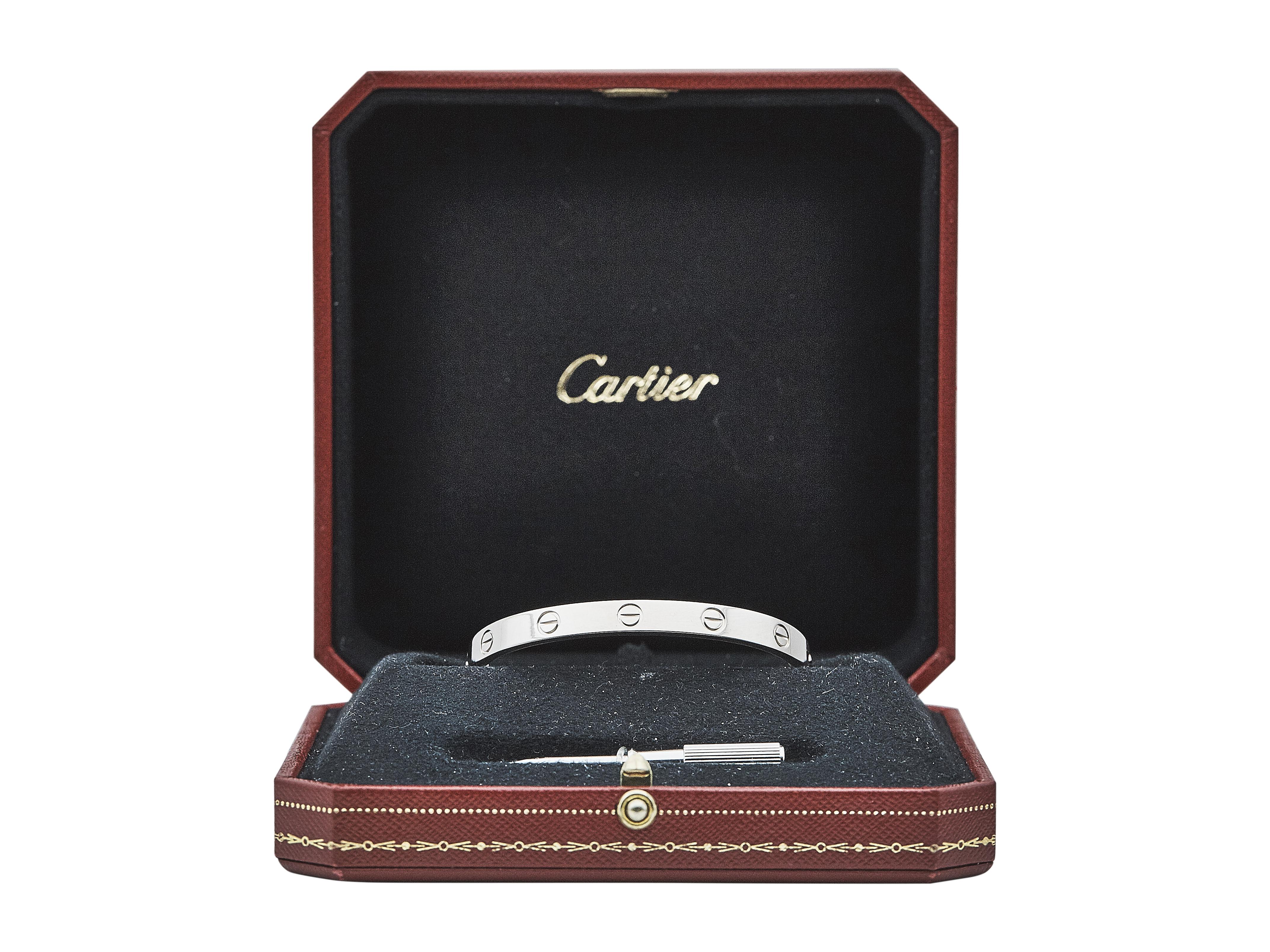 Pulsera Cartier Love 18K GT Modelo Clásico Talla 17

La pulsera Cartier Love es una pieza atemporal que mezcla el lujo con motivos industriales. Convertido en un auténtico icono del mundo de la joyería, fue imaginado originalmente por Aldo Cipullo