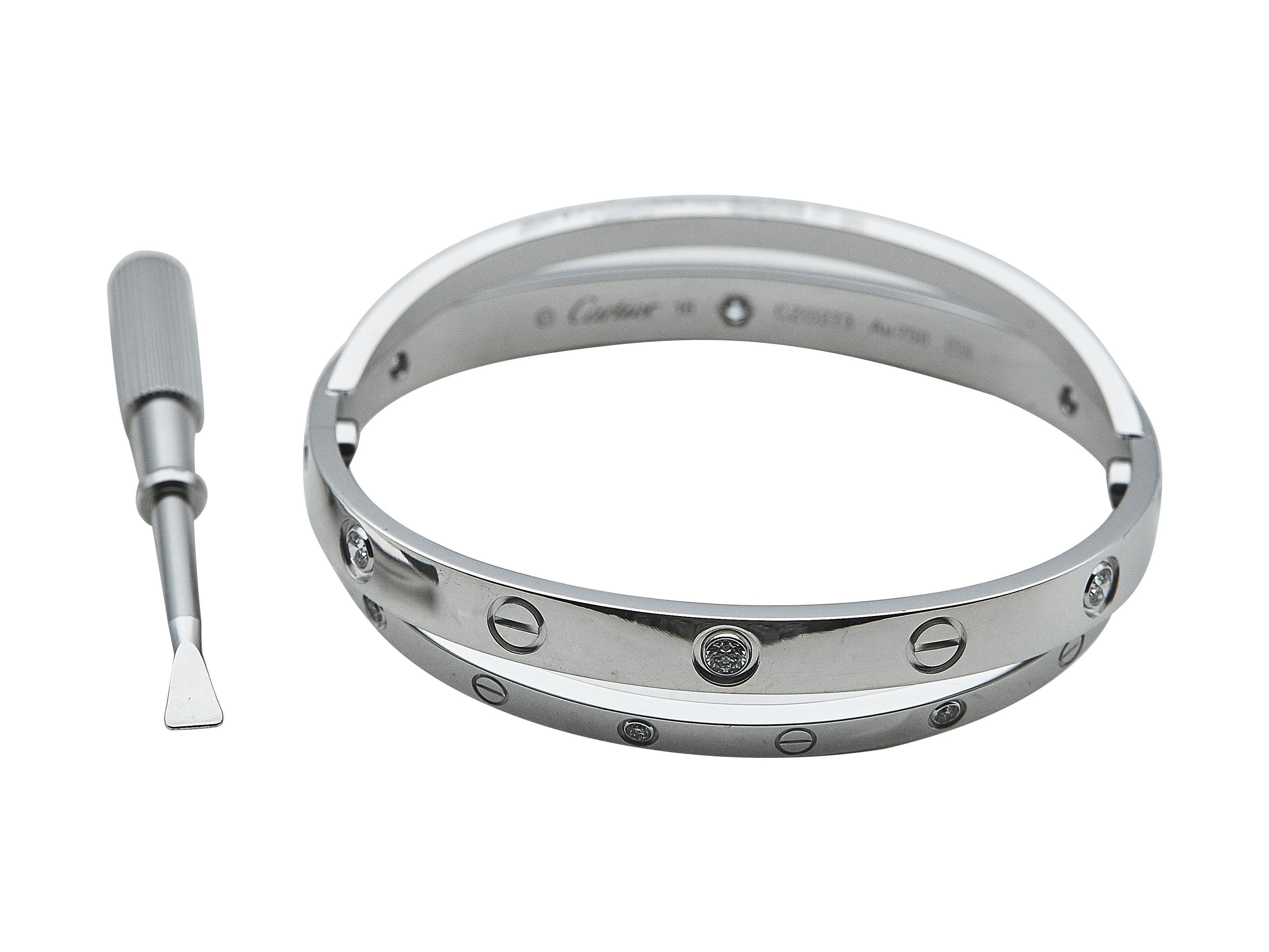 El brazalete: Un brazalete Cartier Love de oro blanco de dieciocho quilates, engastado con doce diamantes redondos de talla brillante. Es una talla 16.

La pulsera está en excelente estado, con sólo unos pequeños arañazos propios del uso normal. La