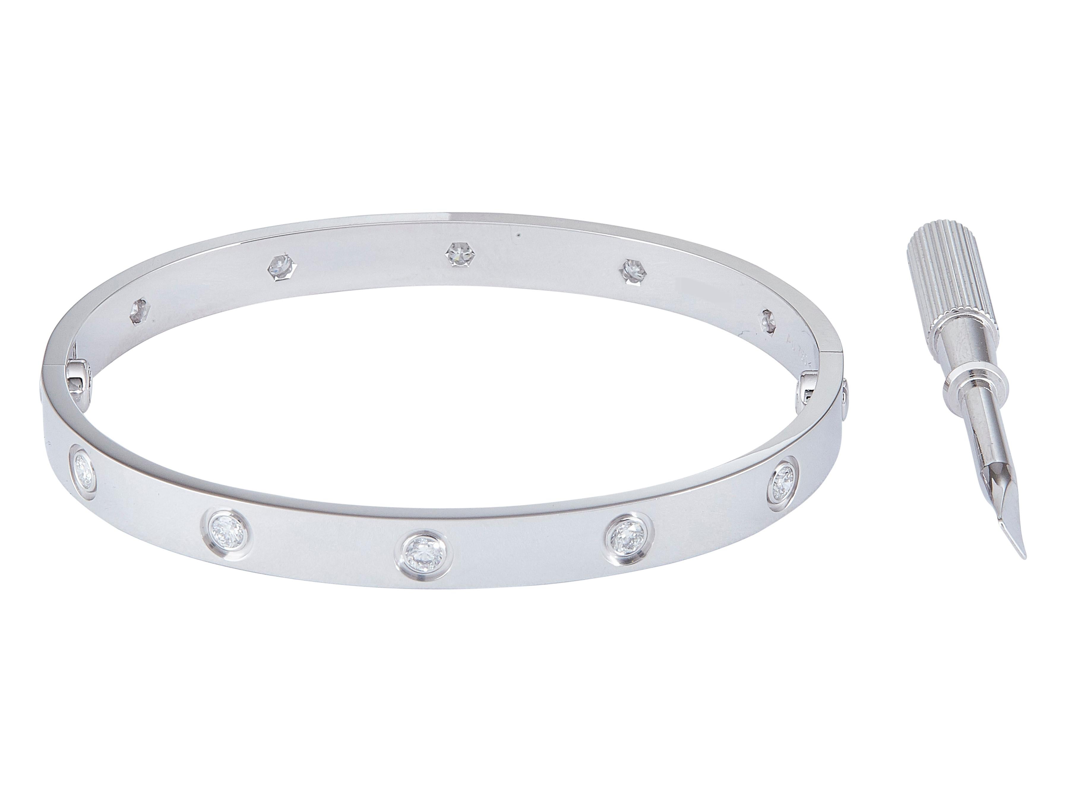 Le bracelet : Un bracelet Cartier Love en or blanc dix-huit carats serti de dix diamants ronds de taille brillant. Le modèle Classic est une taille 18.

Accompagné de ...
Boîte d'origine
Certificat d'authenticité
Facture
Papier de service

Le