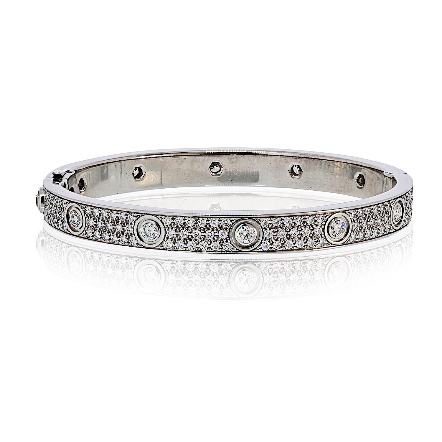 Bracelet Love de Cartier en or blanc 18K avec diamants pavés - Taille 17, certificat inclus.

Cet authentique bracelet d'occasion Cartier Love est réalisé en or blanc 18 carats et serti de 12 diamants pavés de taille brillant, ajoutant un éclat