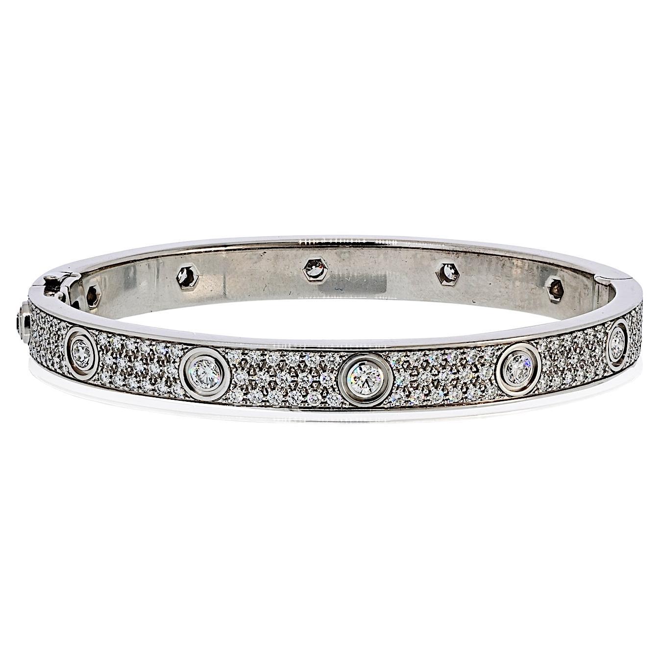 Bracelet Love de Cartier en or blanc 18K avec diamants pavés - Taille 17, avec certi... en vente