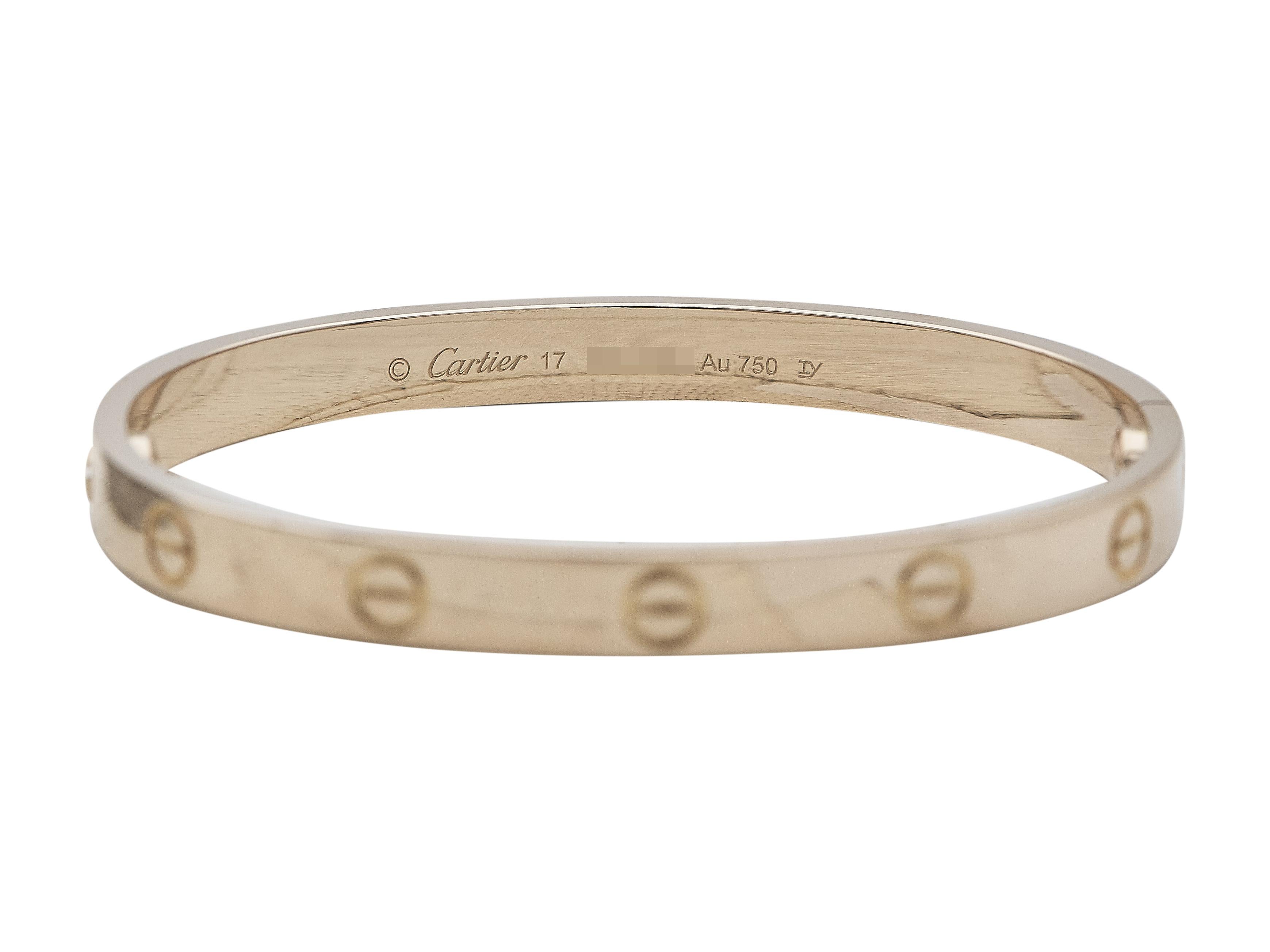 Le bracelet Love de Cartier en or jaune 18 carats est une pièce intemporelle qui mêle luxe et motifs industriels. Devenue une véritable icône dans le monde de la joaillerie, elle a été imaginée à l'origine par Aldo Cipullo en 1969. Ce bracelet a été