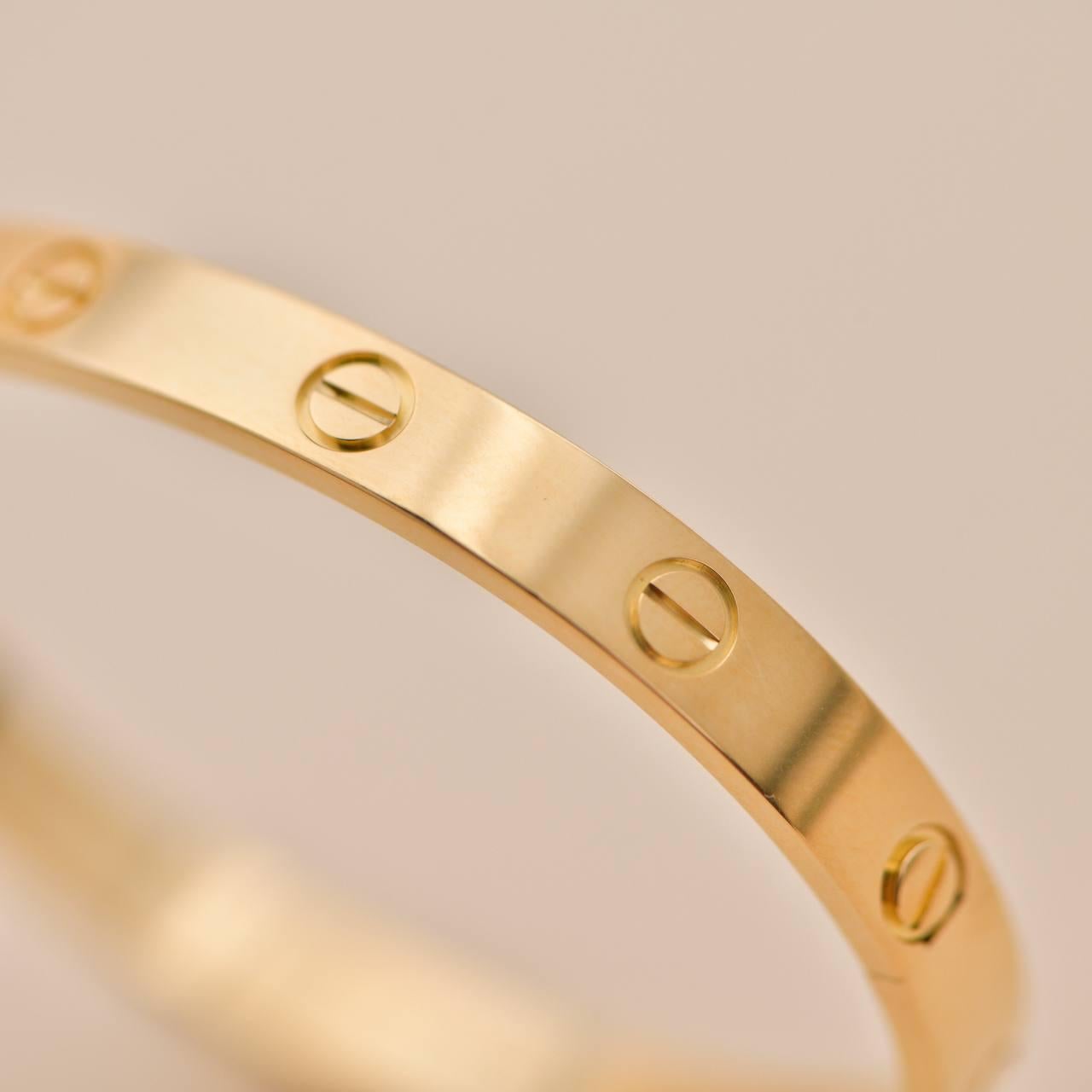 SKU AT-1672
Marke Cartier
Modell 60081964
Laufende Nummer IL****
Datum CIRCA 2010
_____________________________________________________________
Metall 18K Gelbgold
Armbänder Größe 17
Gewicht ca. 33g
Verkaufspreis £7.050 inkl. MwSt./ $7.350/ €7.950