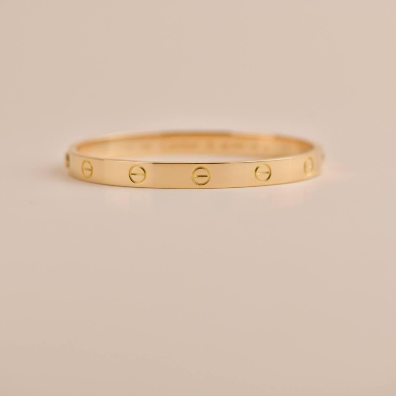 Cartier Love-Armband aus 18 Karat Gelbgold, Größe 17 im Zustand „Hervorragend“ in Banbury, GB