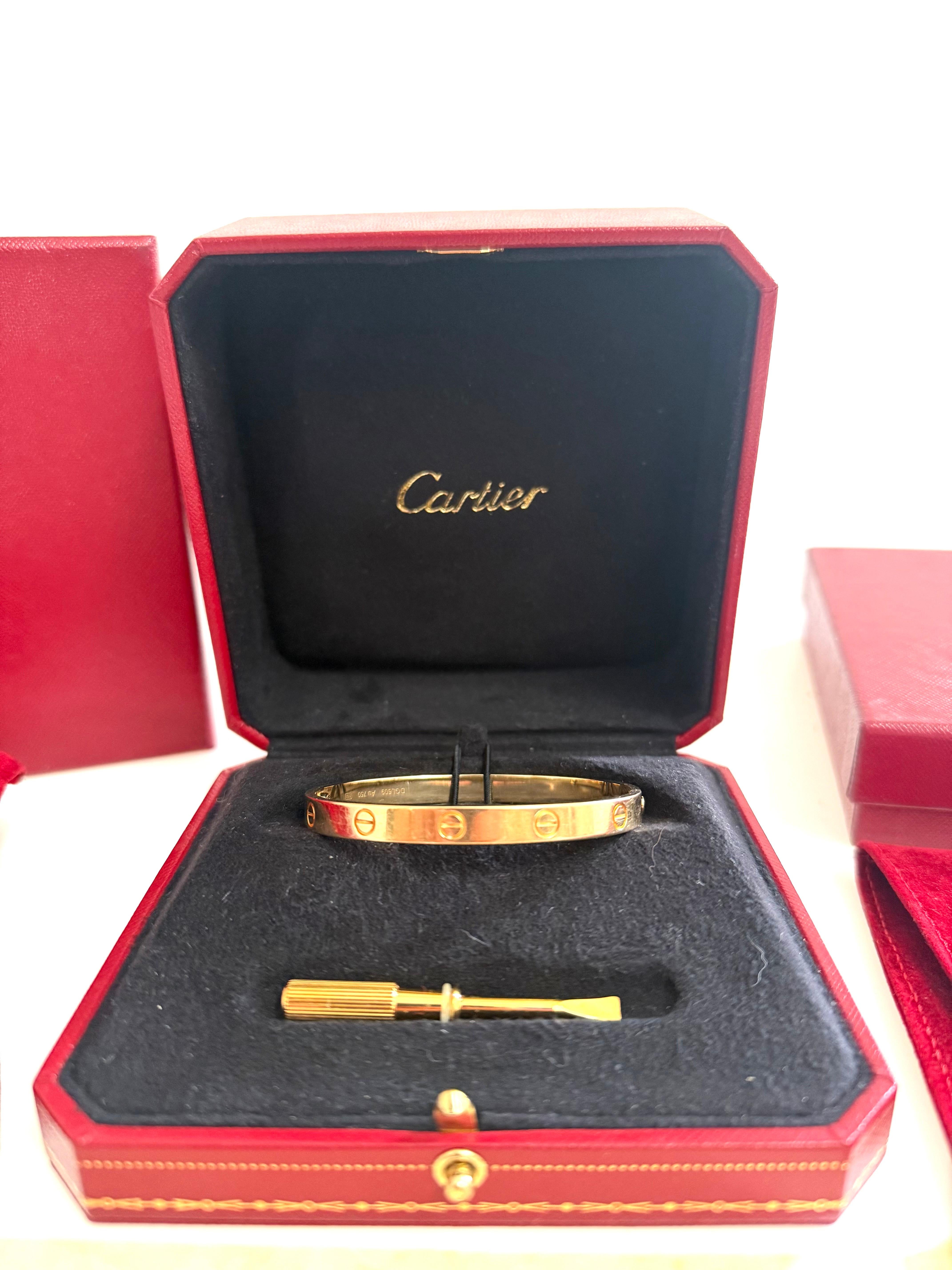 Bracelet Love en or jaune 18K de Cartier Taille 18 avec boîte et certificat, 2016

Description :
Un authentique bracelet d'amour de Cartier en or jaune 18 carats (Au 750). Icône et intemporel, le bracelet Love est l'une des créations les plus