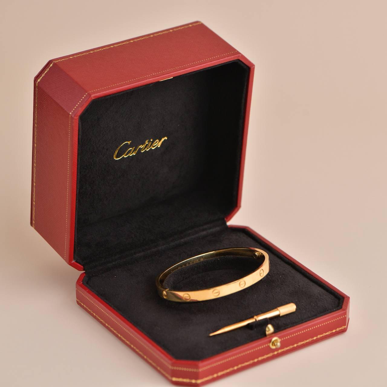 SKU 	AT-1760
Marke	Cartier
Modell	B6035519
Laufende Nummer	SC****
Datum	CIRCA 2011
_____________________________________________________________
Metall	18K Gelbgold
Armbänder   Größe 19
Gewicht	Ca. 33g
Einzelhandelspreis 	£7.050 inkl. MwSt./ $7.350/