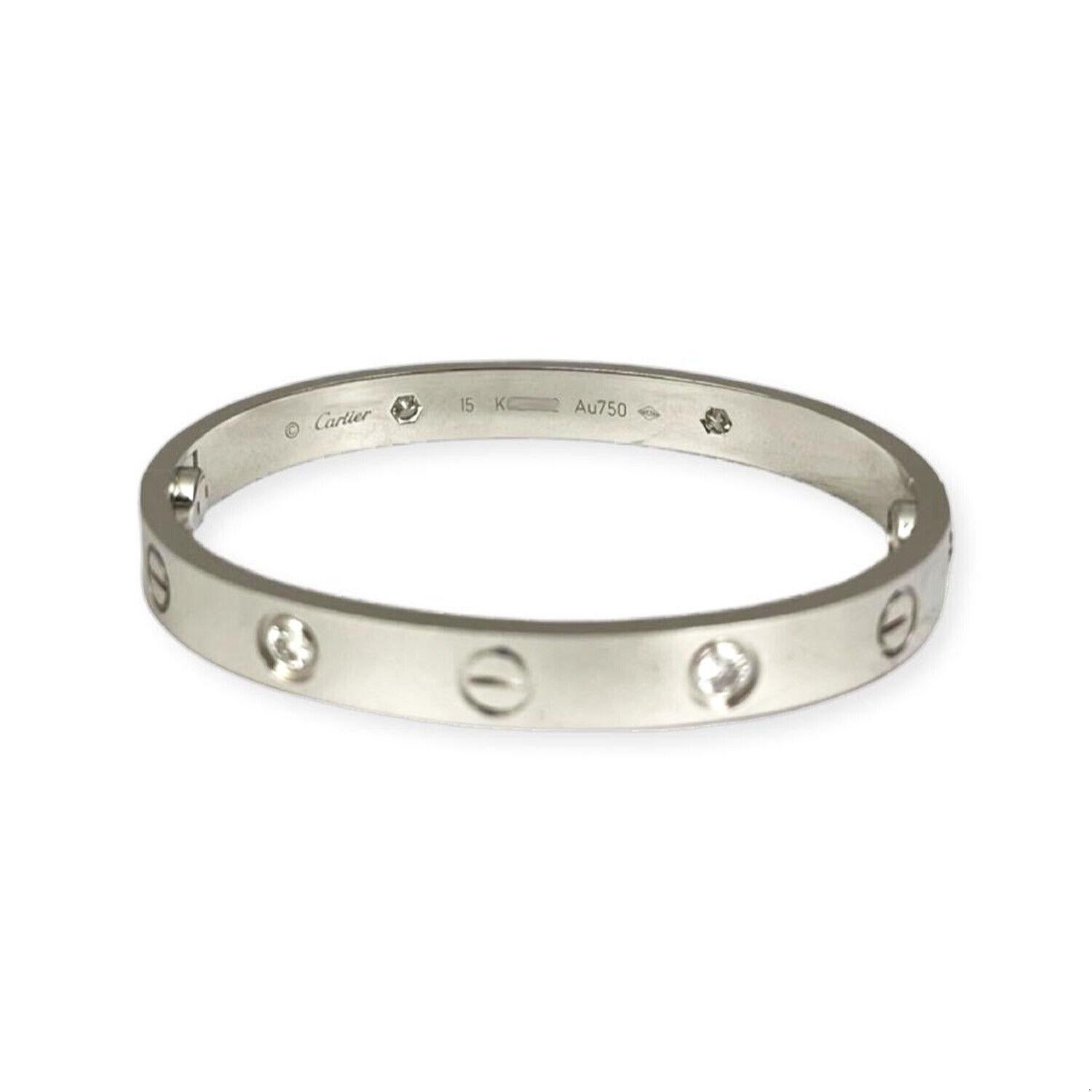 Dieses kühne und atemberaubende Liebesarmband ist wunderschön, wenn man es allein trägt oder mit einem anderen Armband kombiniert. Passt für ein Handgelenk der Größe 15.

Kontaktieren Sie uns für weitere Informationen.

KANN AUF ANFRAGE POLIERT