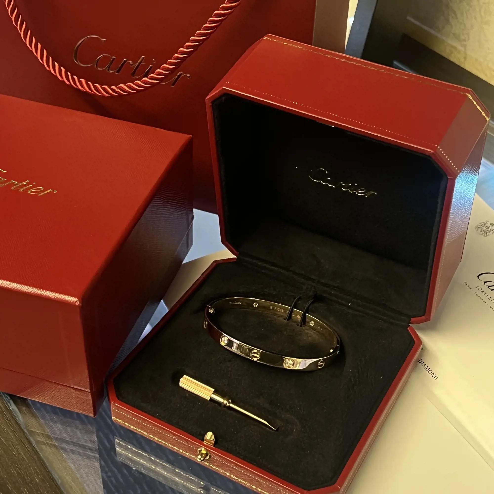 Cartier Love-Armband, 4 Diamanten, 18 Karat Roségold, Größe 19 im Zustand „Hervorragend“ in New York, NY
