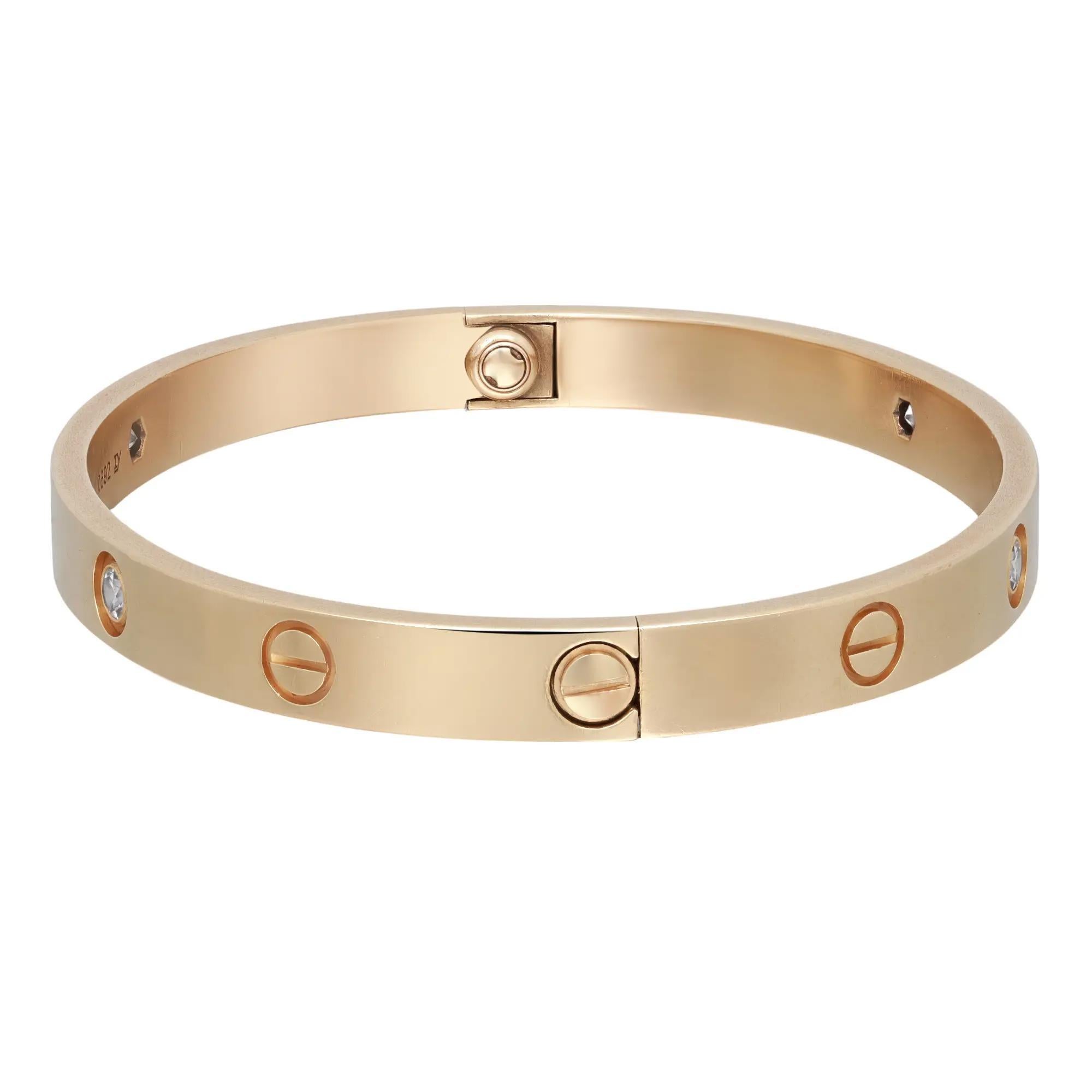 Bracciale Cartier LOVE modello classico, realizzato in oro giallo 18 carati, con 4 diamanti rotondi taglio brillante del peso di 0,42 carati. Un bracciale ovale stretto con un nuovo sistema di viti. Taglia 18. Larghezza: 6,1 mm. Ottime condizioni