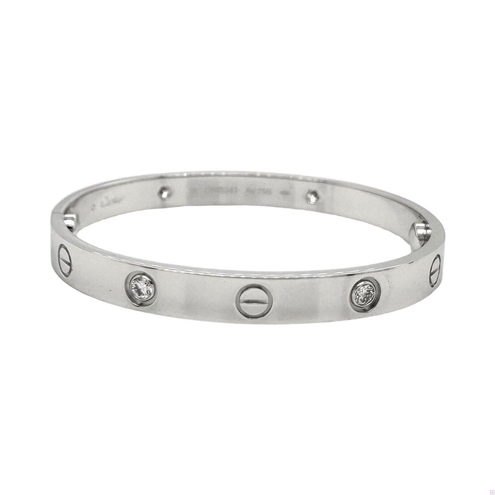 Dies ist ein Cartier Love Bracelet in 18k Weißgold mit dem neuen verbesserten Schraubmechanismus. Das Armband hat die Größe 16 und ist mit 4 Diamanten besetzt. Kommt mit Box und Original-Echtheitszertifikat

Designer: Cartier

Collection'S: