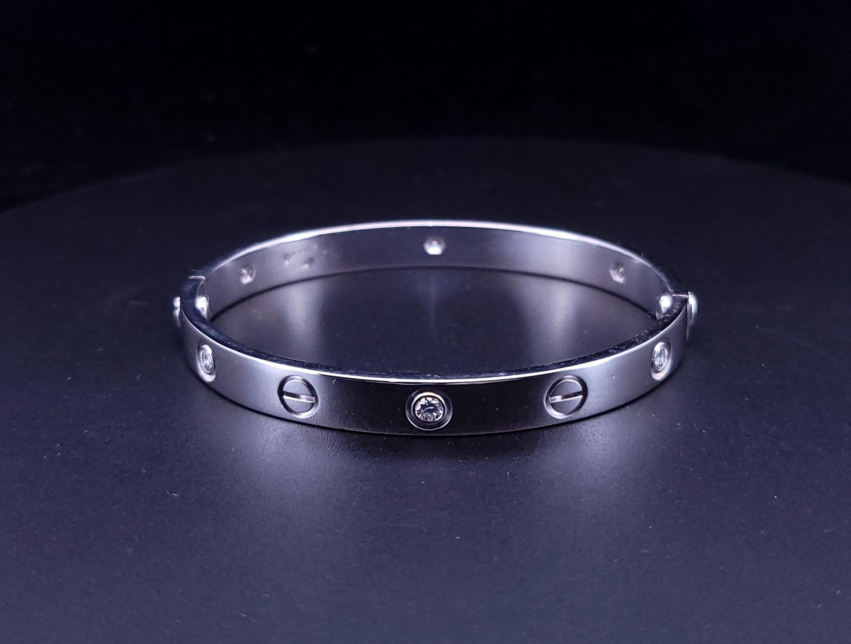 Cartier Love Armband 6 Diamanten 750 18K Weißgold Größe 16
Wie neu, neuwertiger Zustand.

MATERIAL: 18K Gold Weiß
Größe: 16
Breite: 6,1 mm
Diamanten: 6 runder Brillantschliff 
Gewicht: 29,5 g

Enthält Cartier-Box mit Schraubenzieher, keine Papiere.