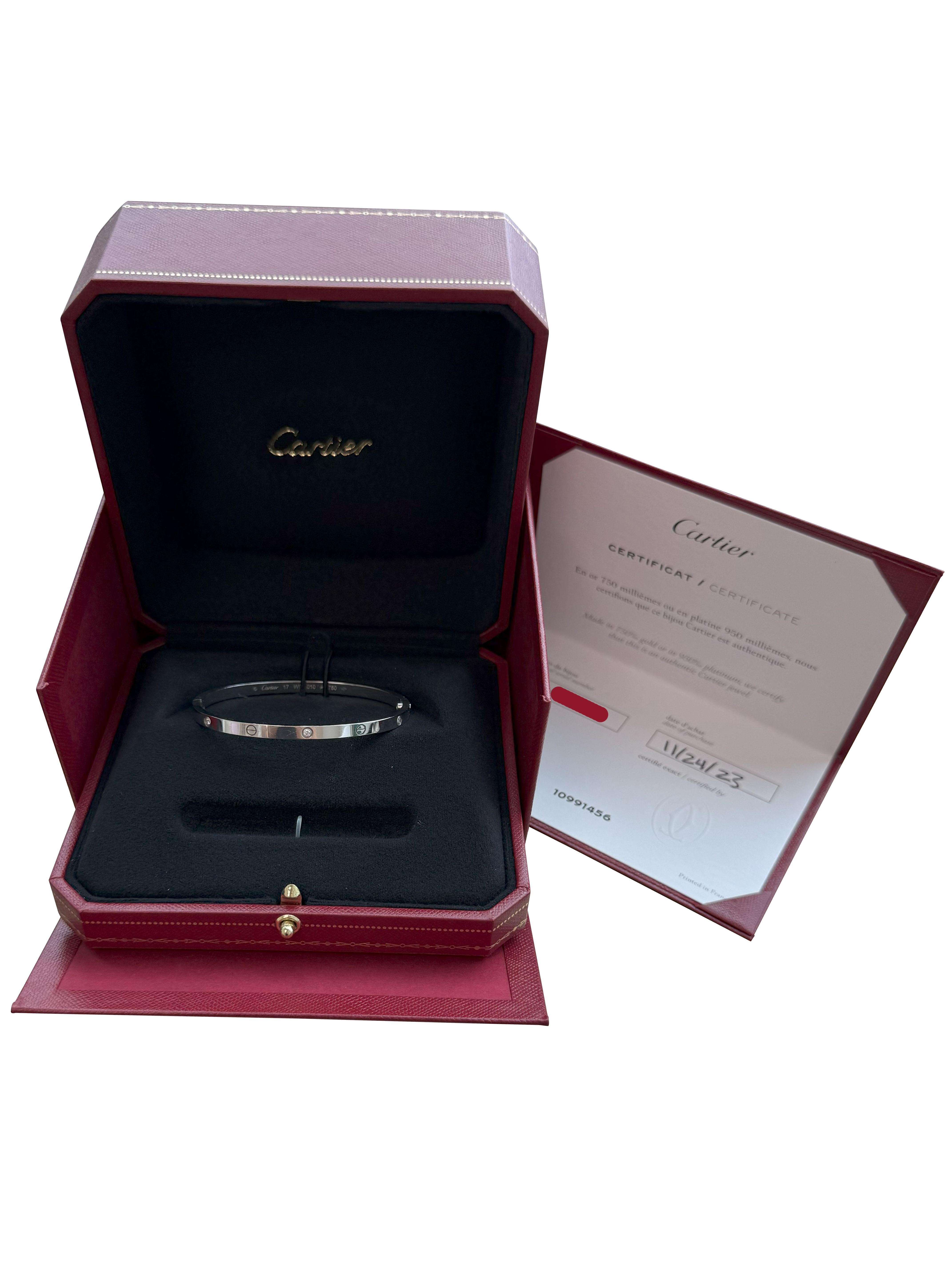 Il bracciale Small LOVE in oro bianco 18 carati, con 6 diamanti, finitura lucida e chiusura a vite singola.

Dettagli:
Marchio: Cartier
Modello: Model No.
Tipo: Bracciale dell'amore
Dimensione: 17
Materiale: Oro bianco (750/1000)
Data di acquisto: