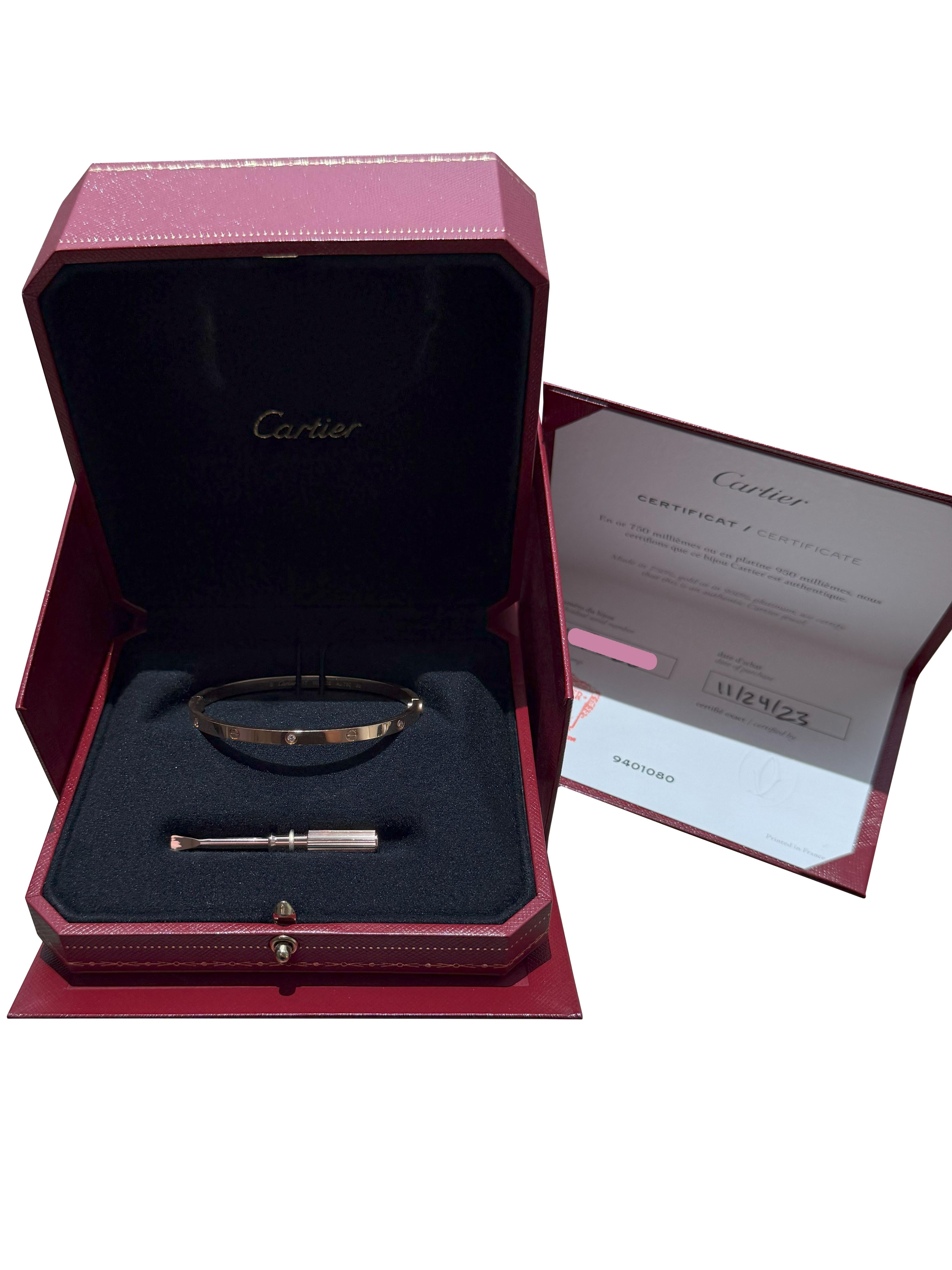 Il bracciale Small LOVE in oro rosa 18 carati, con 6 diamanti, finitura lucida e chiusura a vite singola.

Dettagli:
Marchio: Cartier
Modello: Model No.
Tipo: Bracciale dell'amore
Dimensione: 17
Materiale: Oro rosa 18 carati (750/1000)
Data di