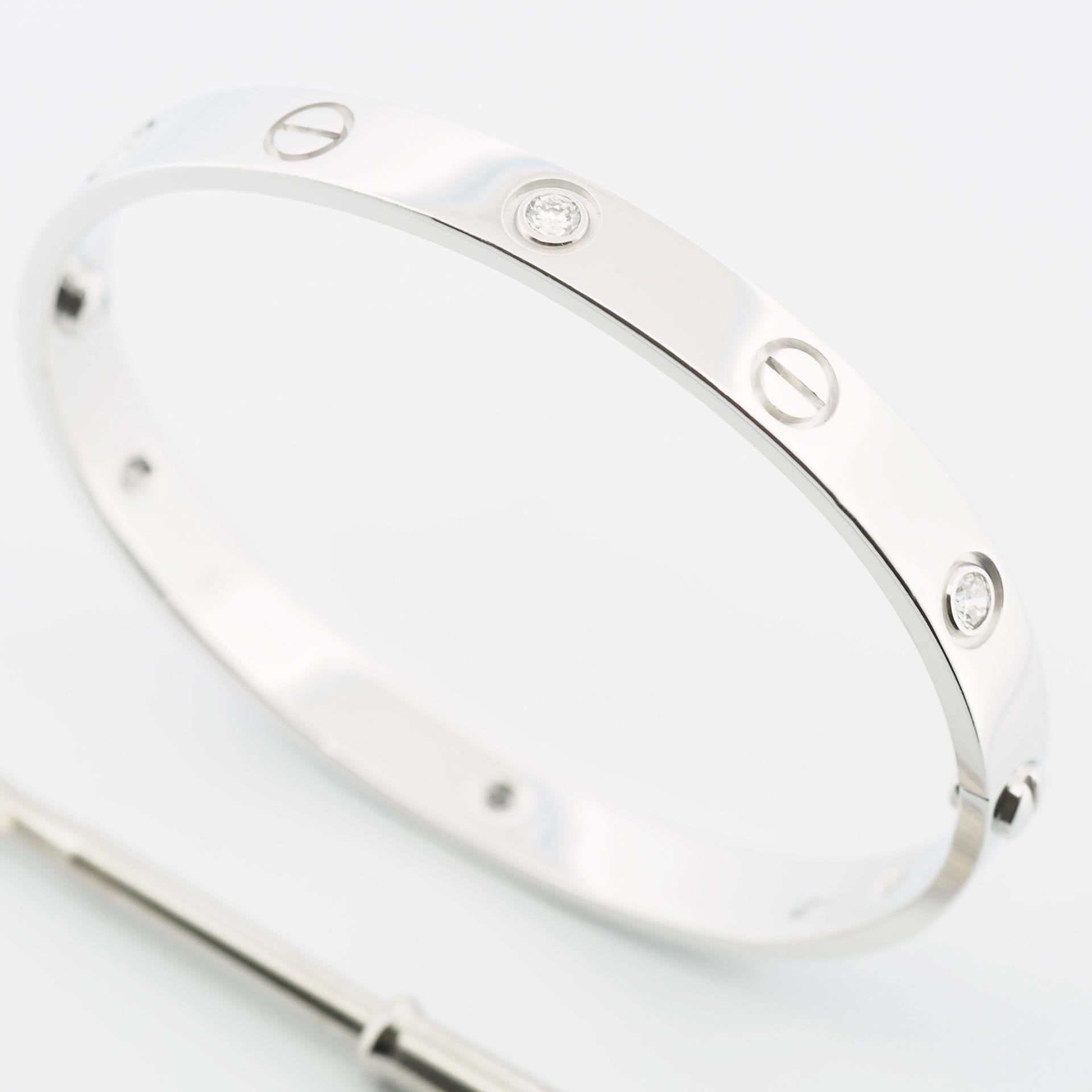 Artikel: Authentisches Cartier Liebesarmband 
Stein: 6 Diamanten
Metall: 18K Weißgold
Größe: 16 (der Umfang der Innenseite des Armbands beträgt 5,90 Zoll)
Breite des Bandes: 6 mm 
Gewicht: 29.3 Gramm
Zustand: Gebraucht (neu