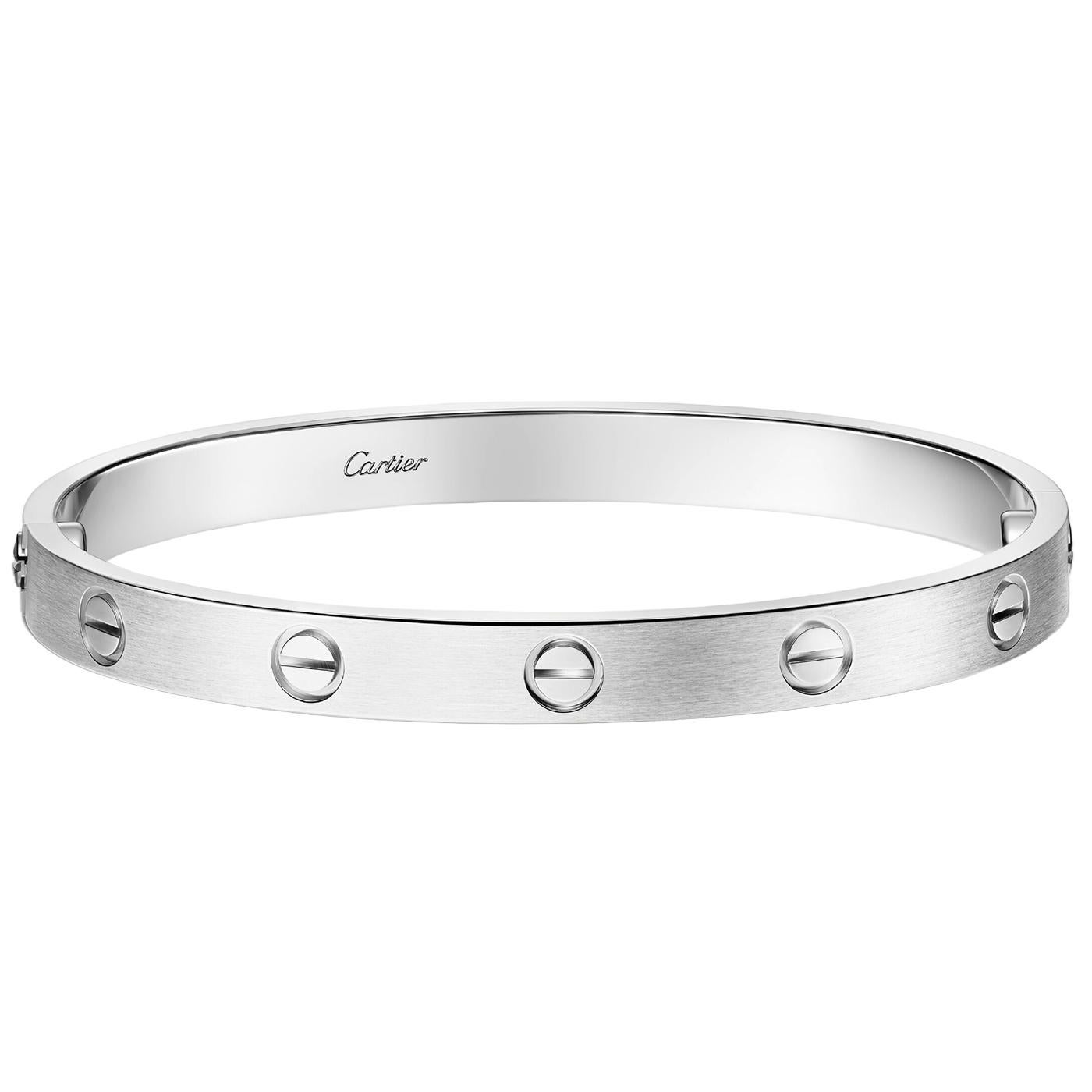 A child of 1970s New York, the LOVE collection remains today an iconic symbol of love that transgresses convention. The screw motifs, ideal oval shape, and undeniable elegance establish the piece as a timeless tribute to passionate