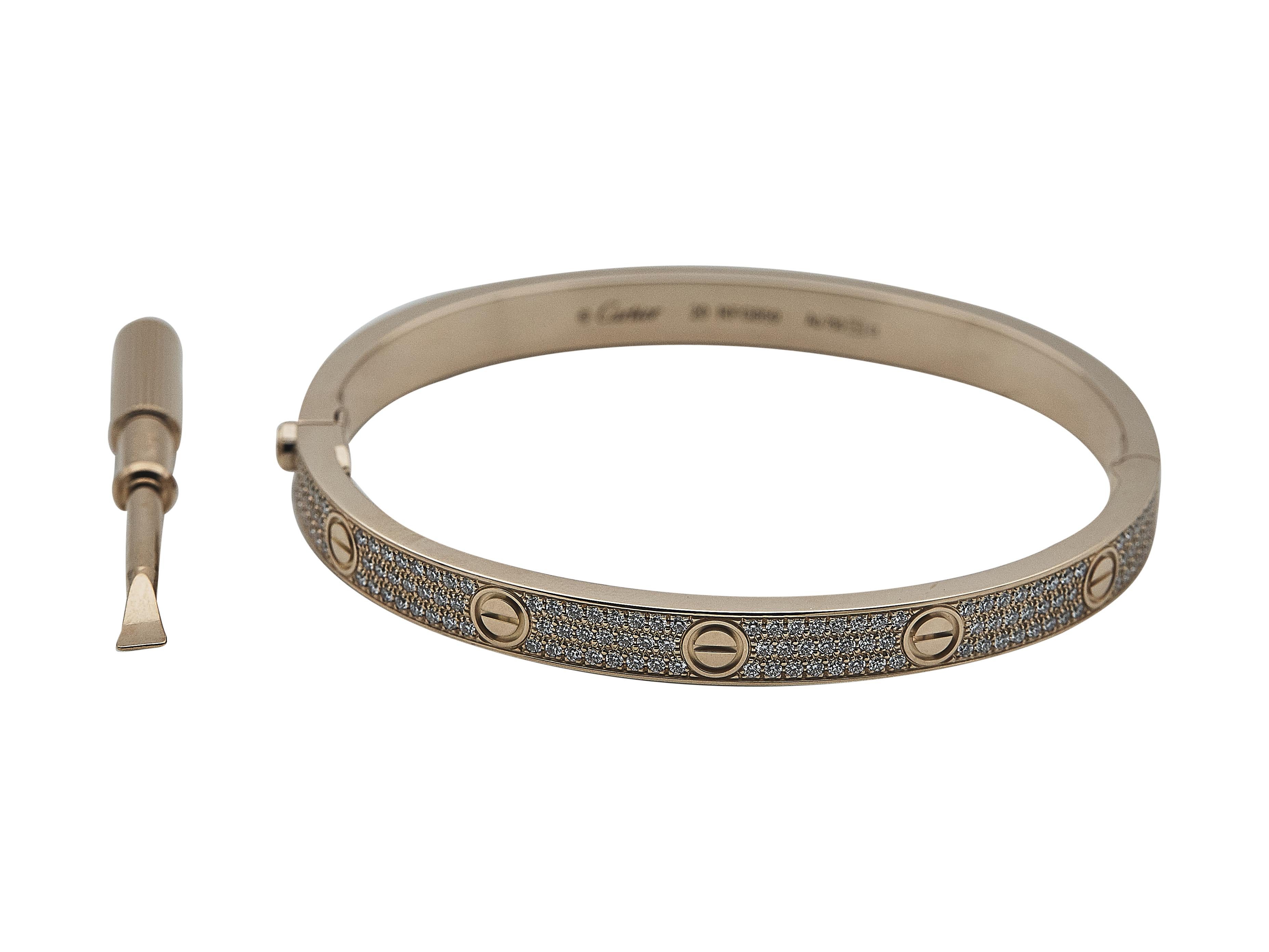 La pulsera: Una pulsera brazalete Cartier Love. Este modelo Clásico está diseñado en oro rosa de dieciocho quilates con pavé de diamantes redondos de talla brillante.

La pulsera está en excelente estado, con sólo unos pequeños arañazos propios del