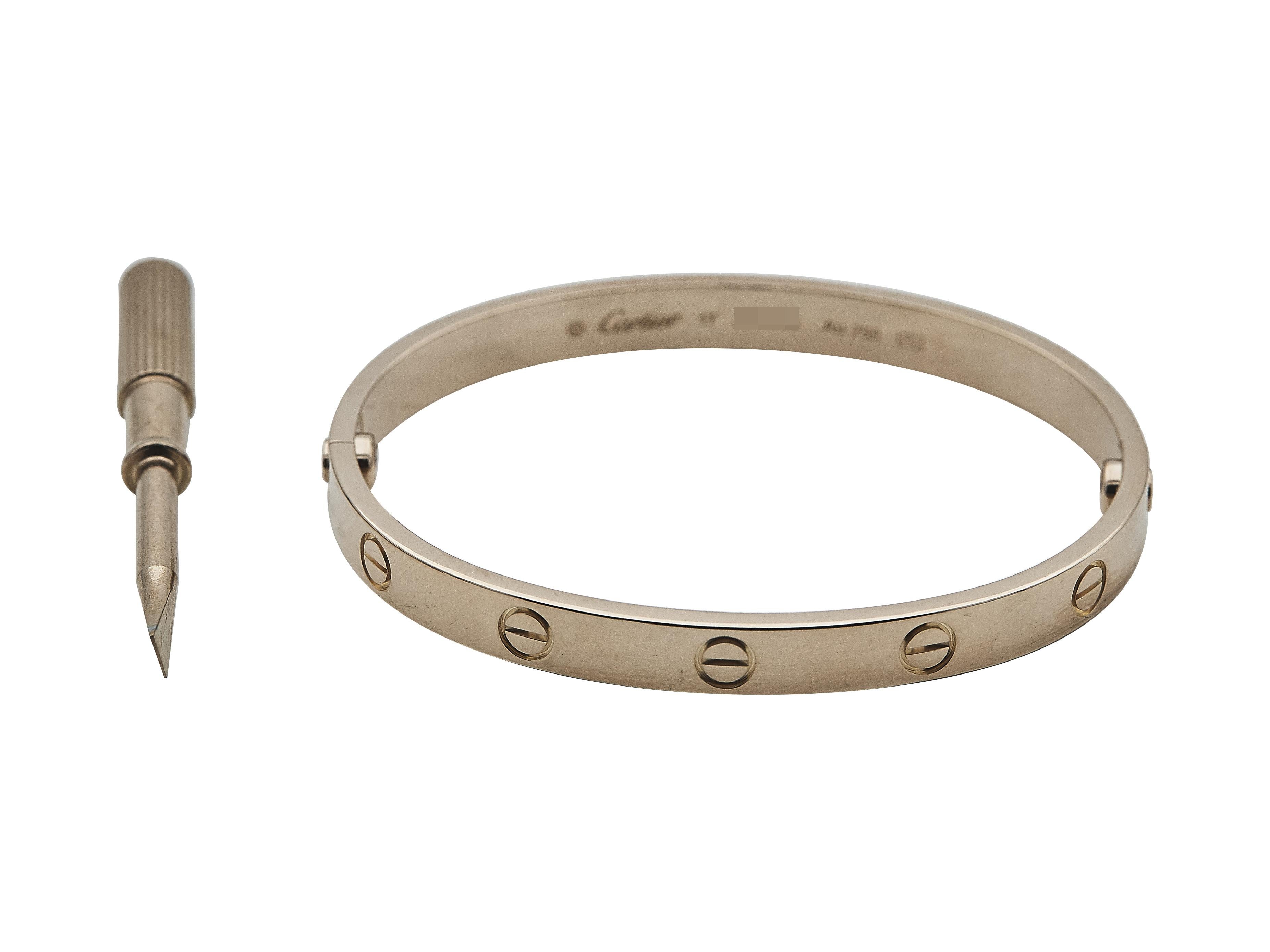 Das Armband: Ein Cartier Love-Armband aus achtzehn Karat Roségold. Dieses klassische Modell ist eine Größe 17.

Das Armband ist in ausgezeichnetem Zustand, mit nur ein paar kleinen Kratzern, die mit normalen Verschleiß zu erwarten sind. Das Stück
