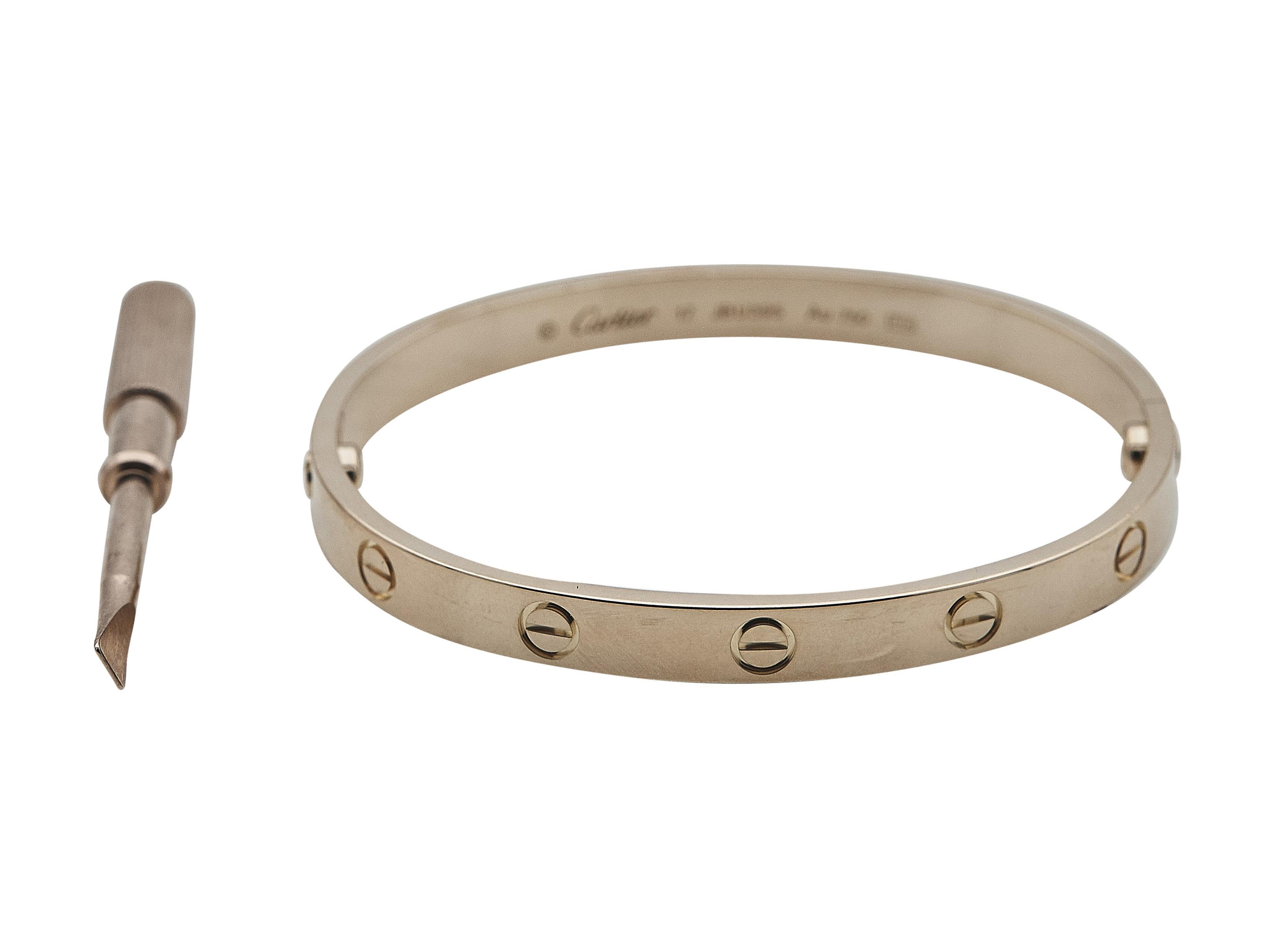 Le bracelet : Un bracelet Love de Cartier en or rose 18 carats. Ce modèle Classic est une taille 17.

Le bracelet est en excellent état, avec seulement quelques rayures mineures qui sont attendues avec l'usure normale. La marque a effectué un léger