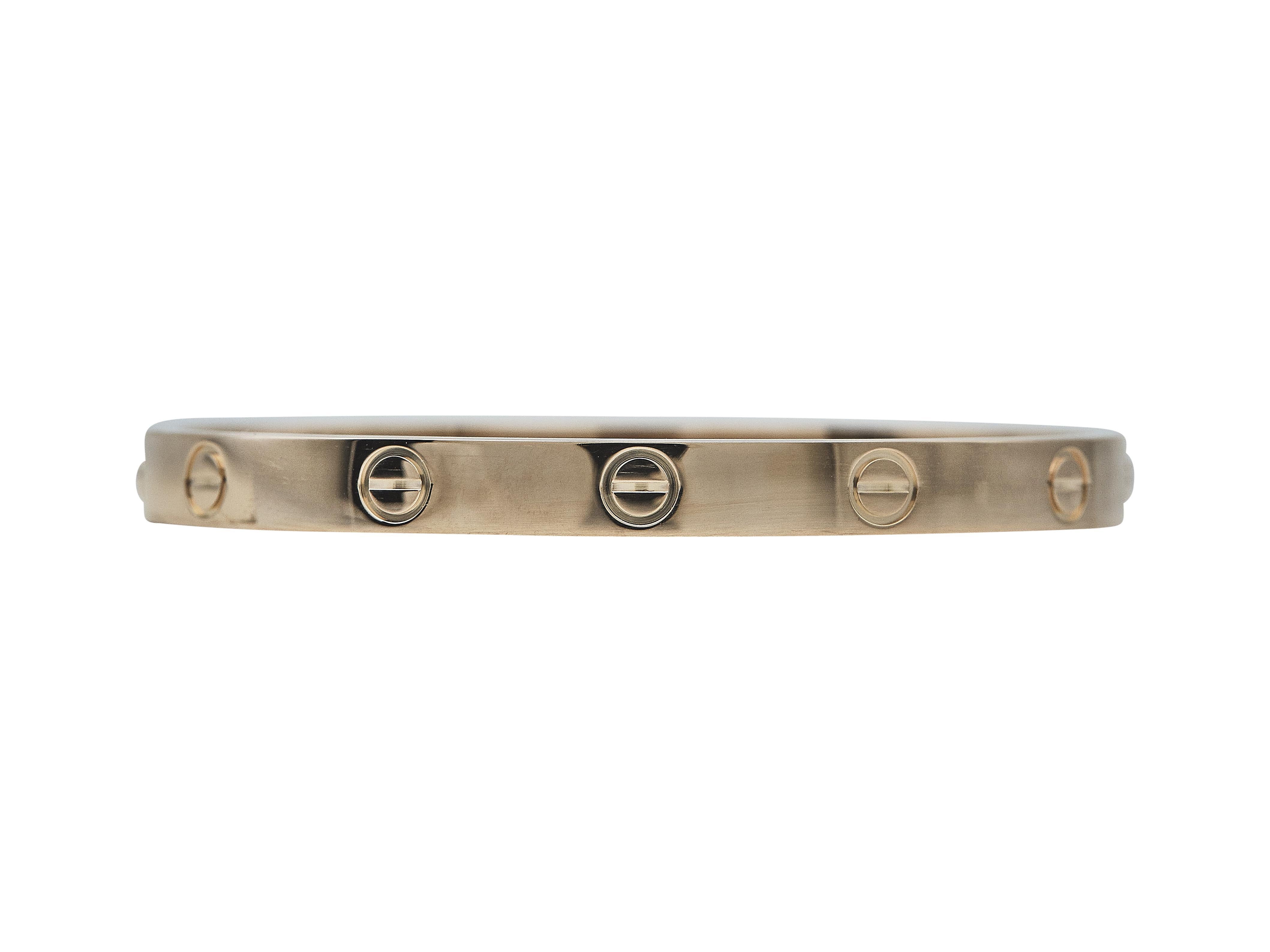La pulsera:
Una pulsera brazalete Cartier Love. Este modelo Clásico está diseñado en oro rosa de dieciocho quilates. Es una talla 17.

Acompañado por...
Caja original
Certificado de autenticidad fecha 2017
Factura de compra
Papel de