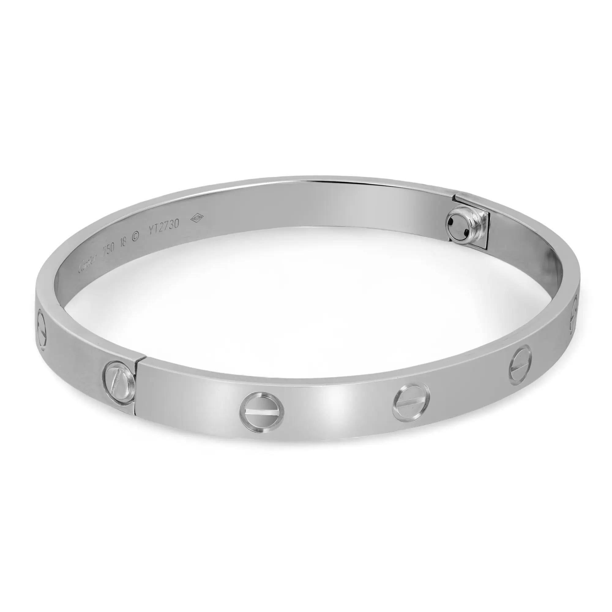 Bracciale Cartier Love in oro bianco 18 carati. Autentico e bellissimo, questo bracciale è una dichiarazione di lusso e classe. Sistema a vite di nuovo stile. Larghezza: 6,1 mm. Taglia 18. Ottime condizioni d'uso. Il bracciale reca la scritta
