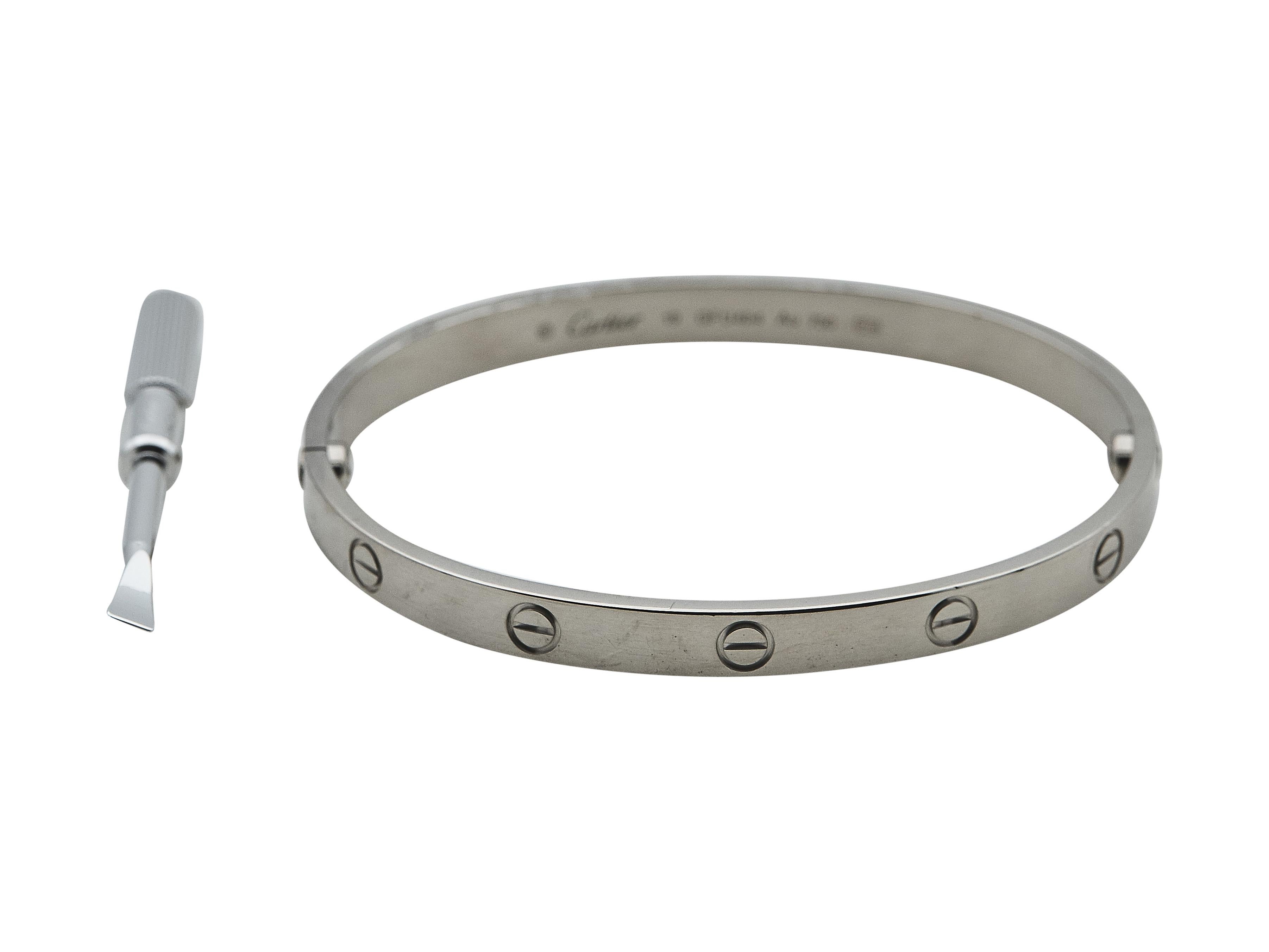 Le bracelet : Un bracelet Cartier Love en or blanc dix-huit carats. Ce modèle Classic est une taille 19.

Le bracelet est en excellent état, avec seulement quelques rayures mineures qui sont attendues avec l'usure normale. La marque a effectué un