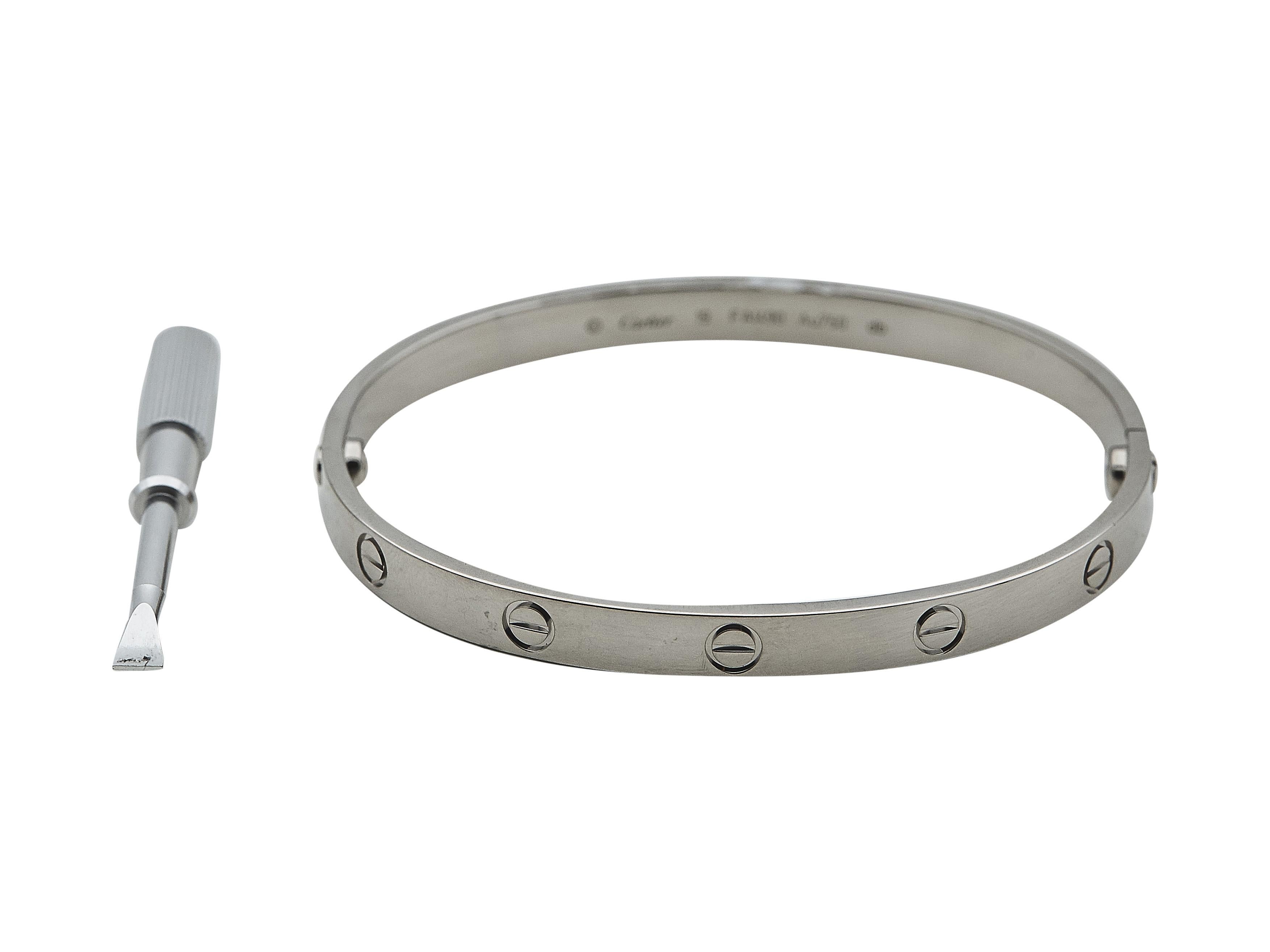 Il bracciale: Un braccialetto Cartier Love in oro bianco a 18 carati. Questo modello Classic è una taglia 19.

Il bracciale è in ottime condizioni, con solo qualche piccolo graffio che ci si aspetta con la normale usura. Il marchio ha eseguito una