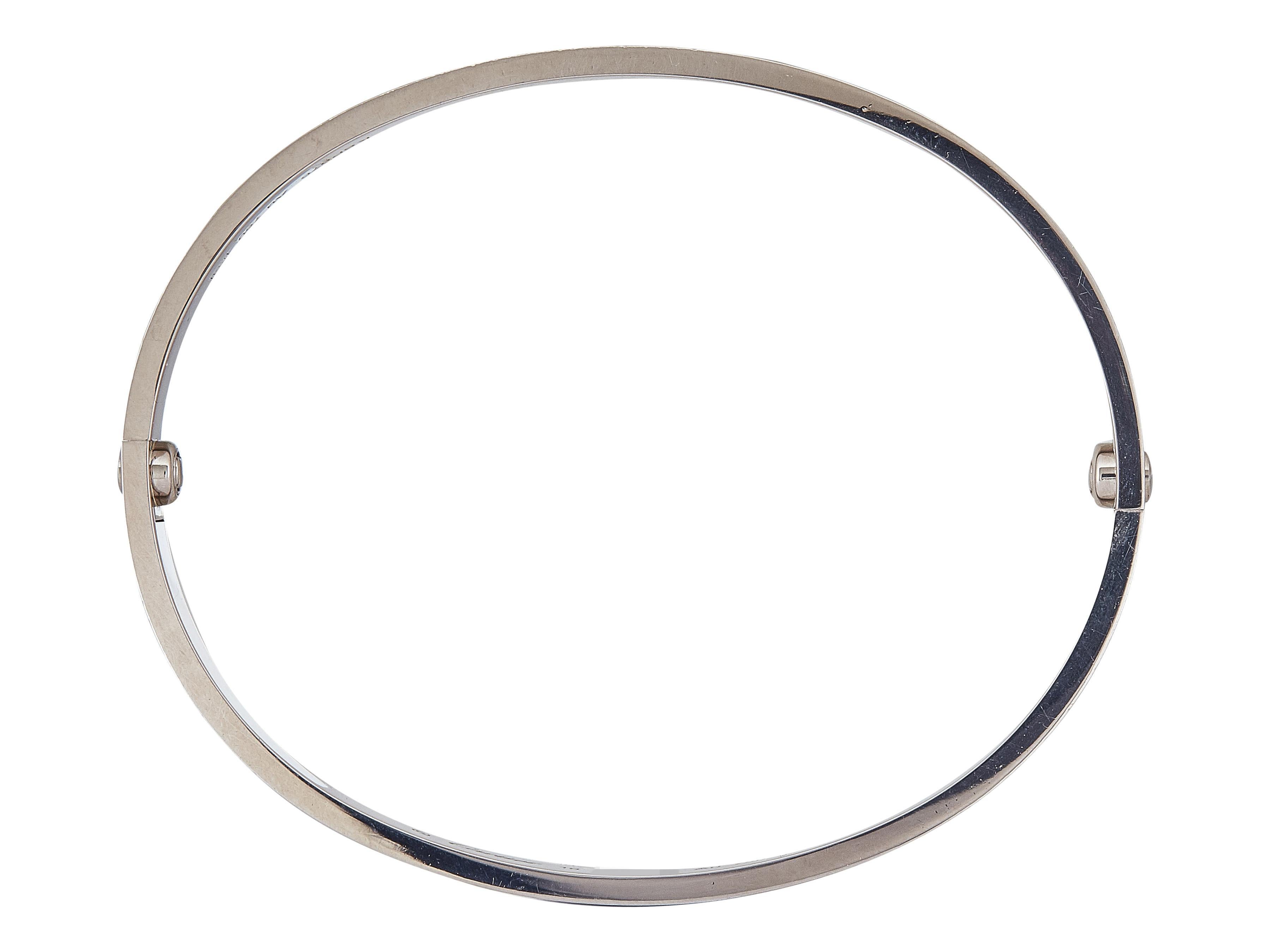 Der Armreif: Ein Cartier LOVE Armreif aus achtzehnkarätigem Weißgold. Dieses Classic-Modell hat die Größe 19. 

Das Armband ist in ausgezeichnetem Zustand, mit nur ein paar kleinen Kratzern, die mit normalen Verschleiß zu erwarten sind. Die Marke
