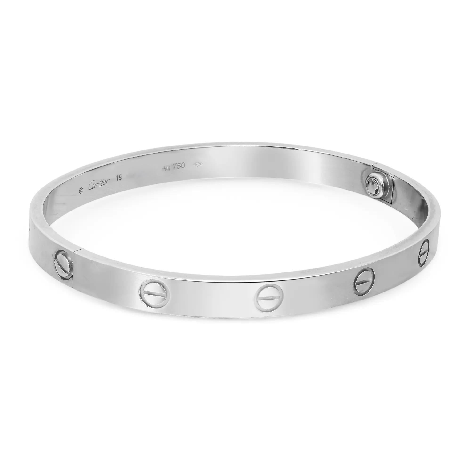Bracelet Love de Cartier, modèle classique, réalisé en or blanc 18 carats. Authentique et magnifique, ce bracelet est une déclaration de luxe et de classe. Nouveau système de vis. Largeur : 6,1 mm. Taille 19. Excellent état d'occasion. Le bracelet