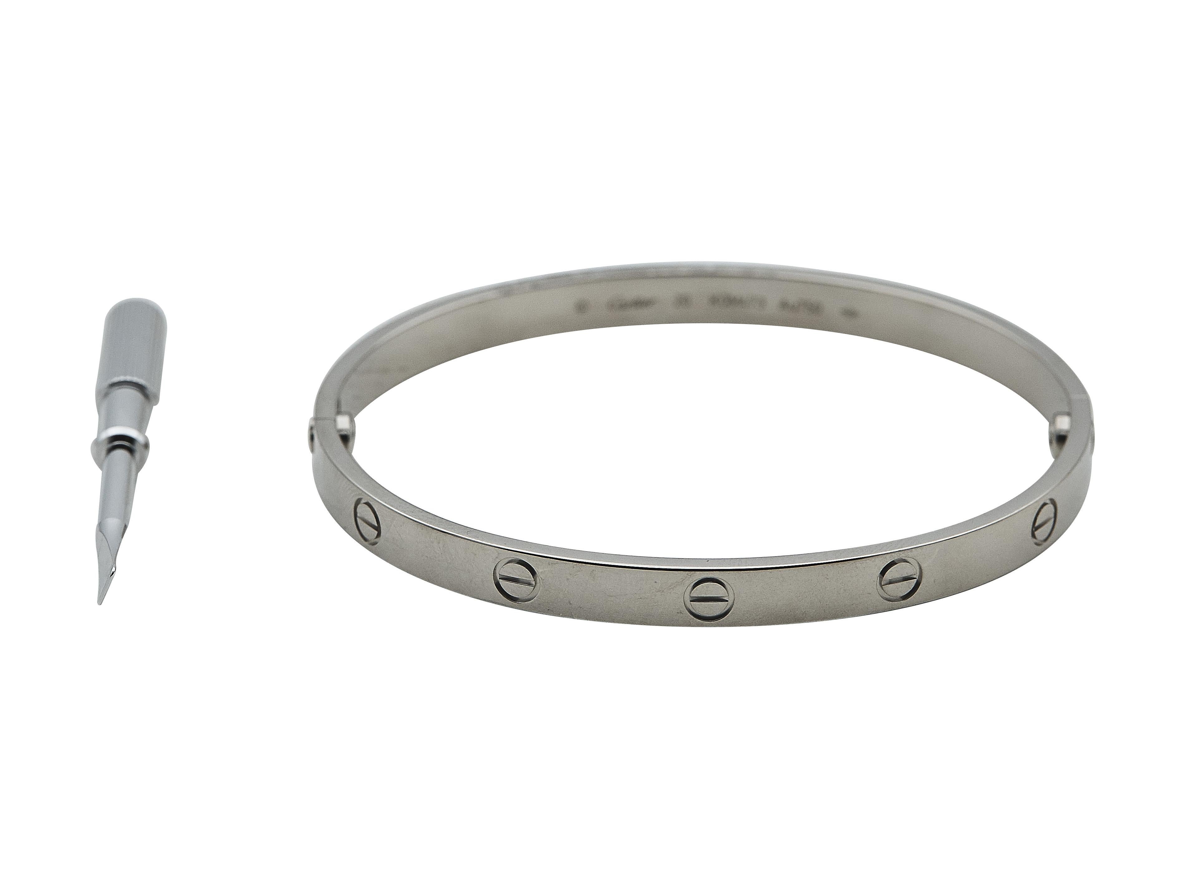Le bracelet : Un bracelet Cartier Love en or blanc dix-huit carats. Ce modèle Classic est une taille 20.

Le bracelet est en excellent état, avec seulement quelques rayures mineures qui sont attendues avec l'usure normale. La marque a effectué un